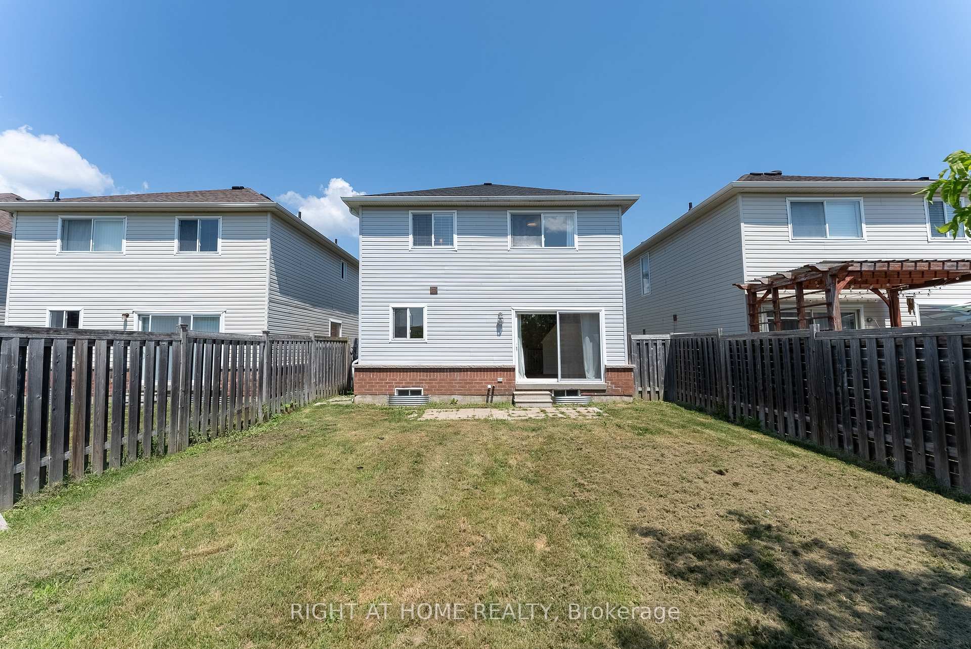 Photo 24 of 112 White Crescent, Barrie, Holly — HOMEH