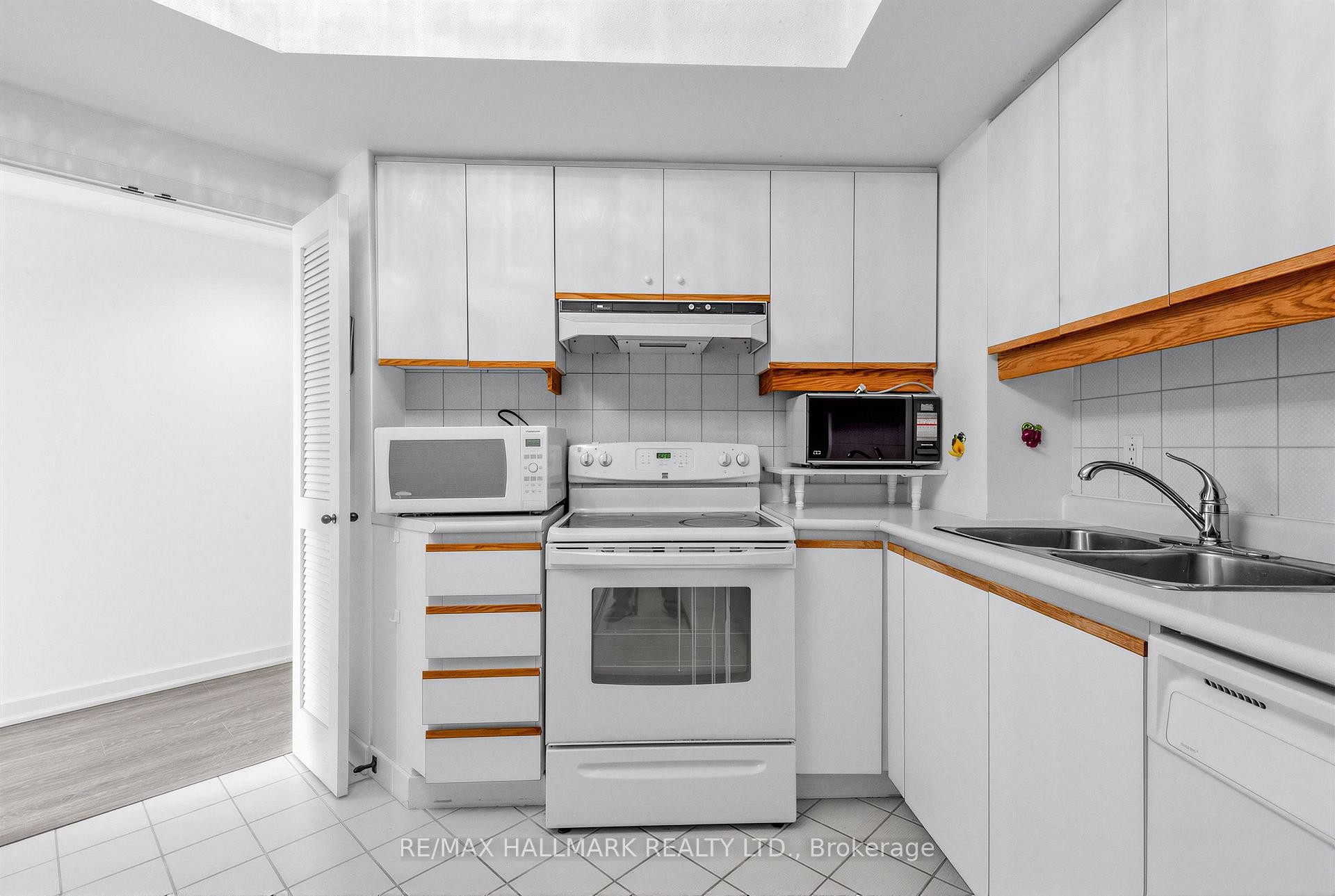 Photo 17 of Unit 102, 3 Duplex Avenue, North York, Newtonbrook West — HOMEH