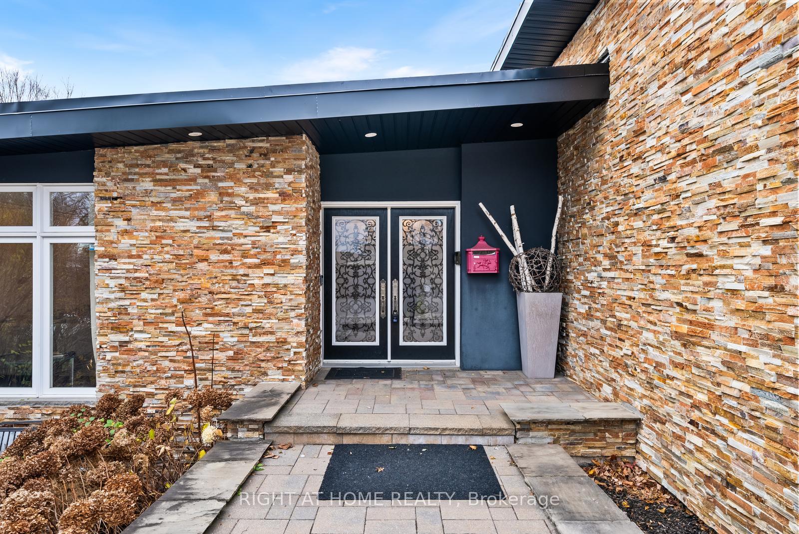 Photo 2 of 40 Heathview Avenue, North York, Bayview Village — HOMEH