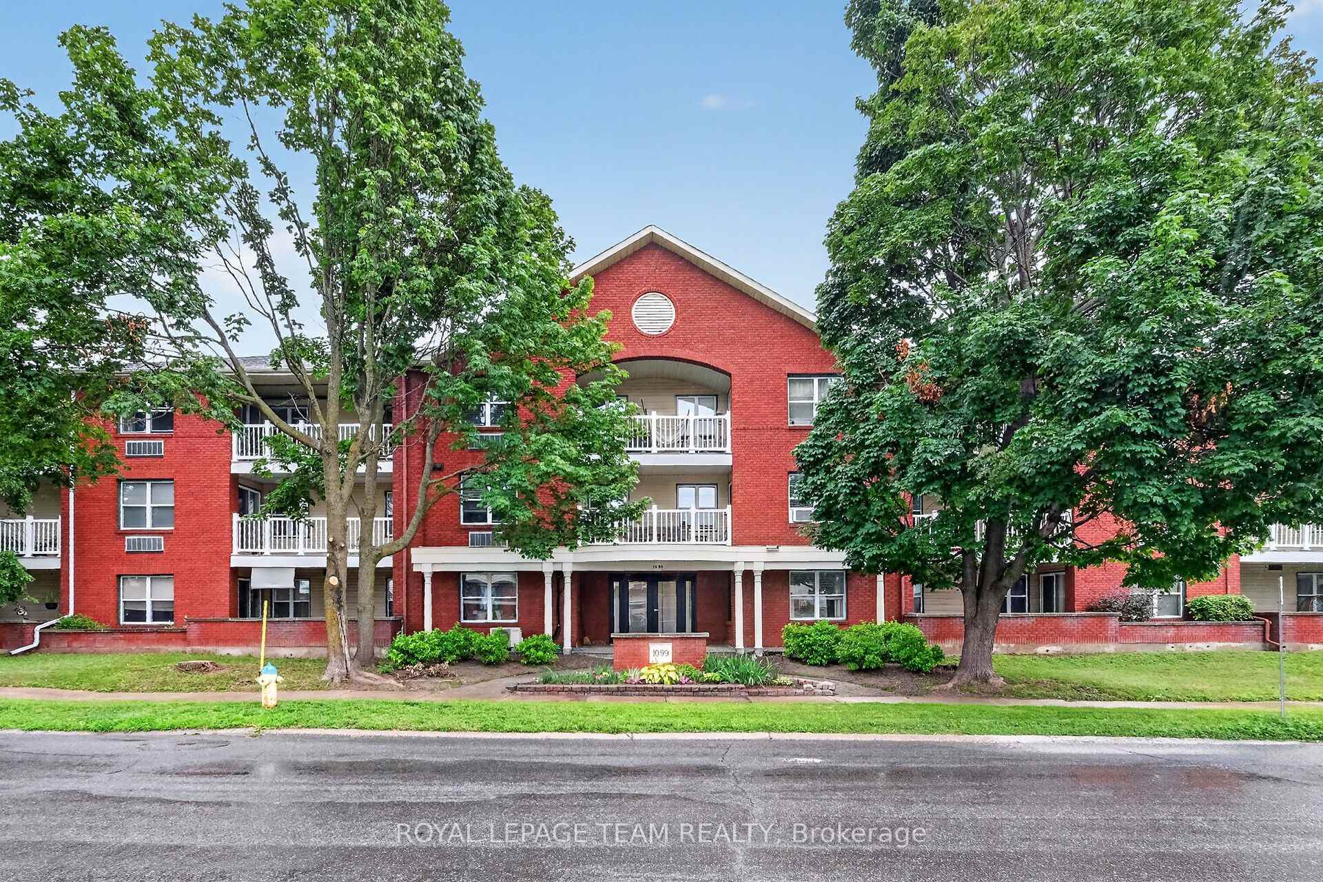 Photo of Unit 214, 1099 Cadboro Road