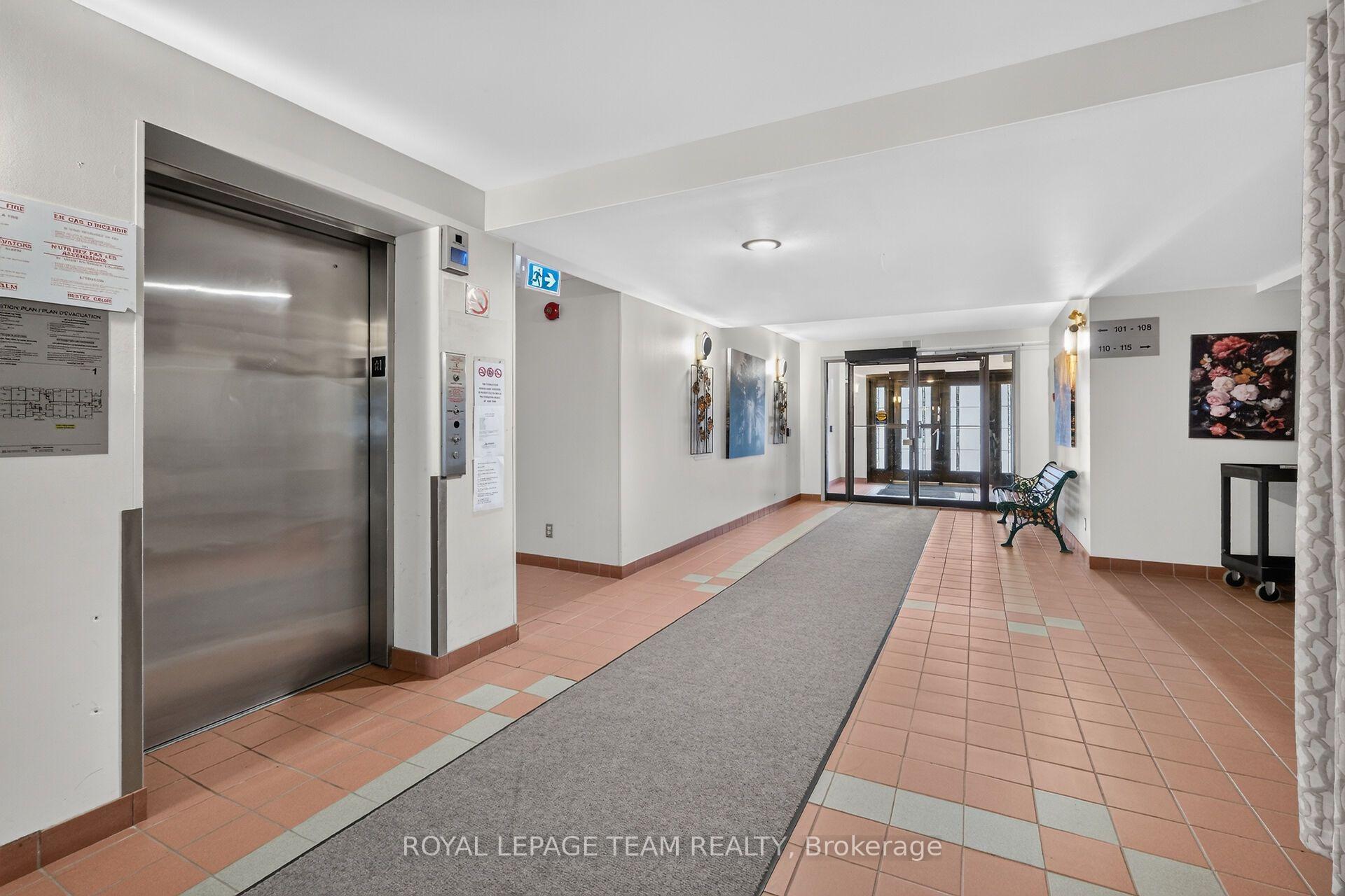 Photo 4 of Unit 214, 1099 Cadboro Road, Ottawa, Carson Grove — HOMEH