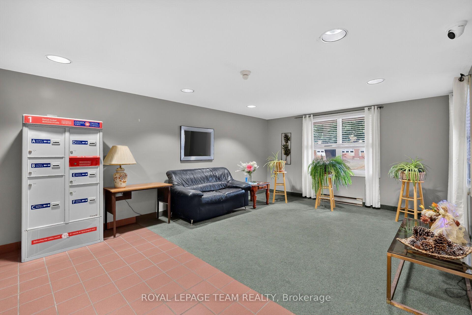 Photo 5 of Unit 214, 1099 Cadboro Road, Ottawa, Carson Grove — HOMEH
