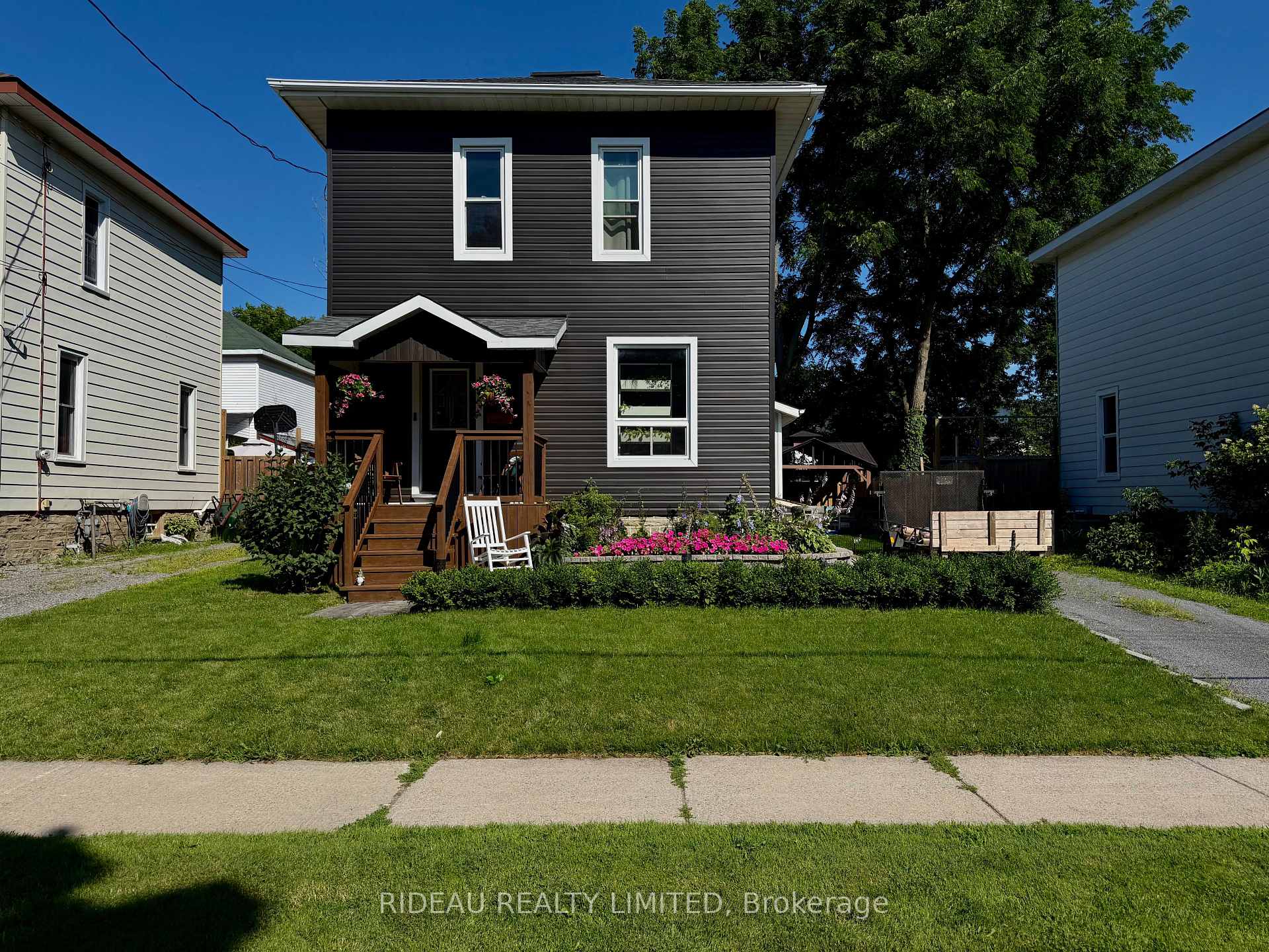 Photo of 110 Main Street E
