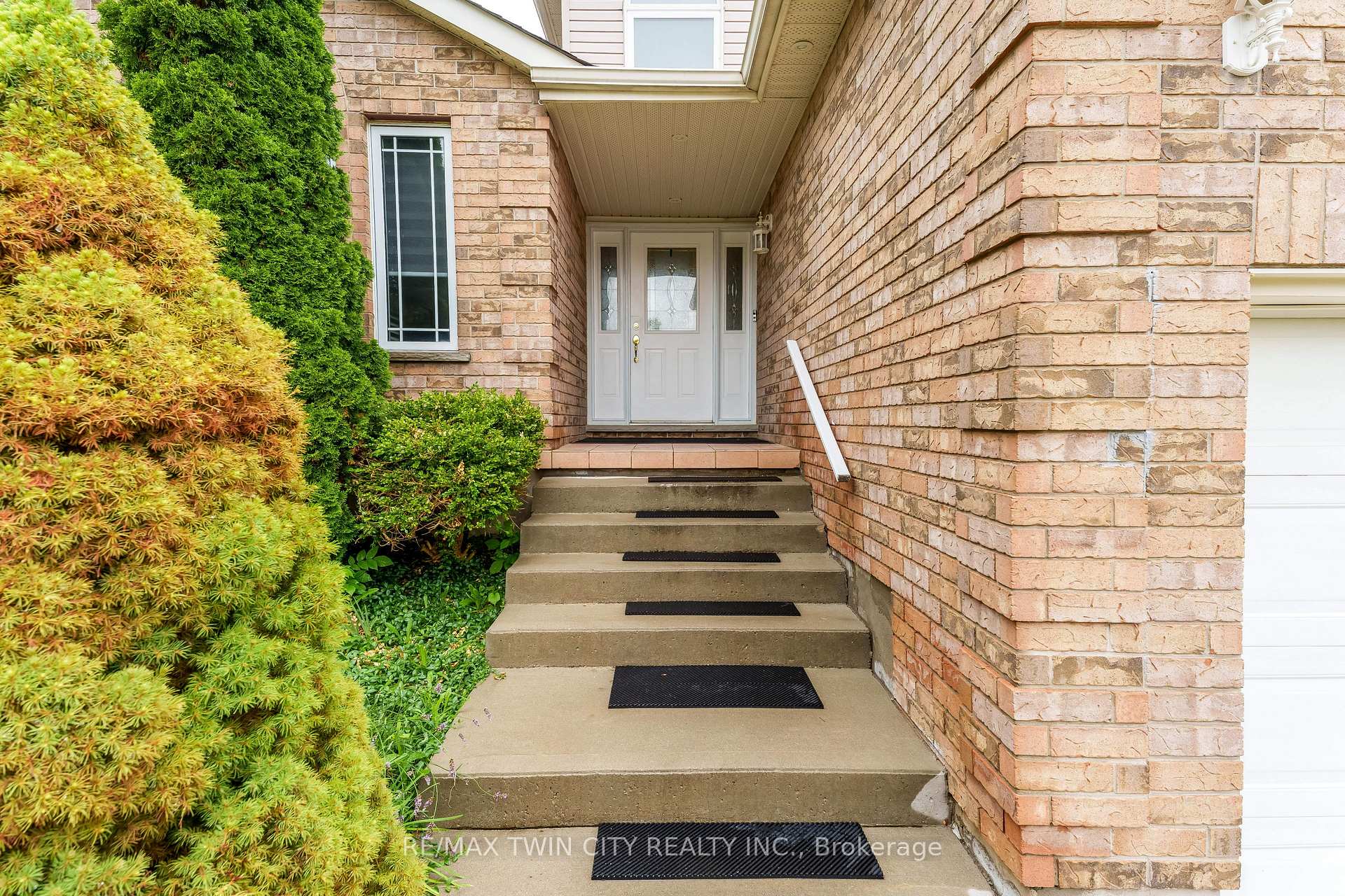 Photo 3 of 519 Yorkshire Drive, Waterloo, Upper Beechwood — HOMEH