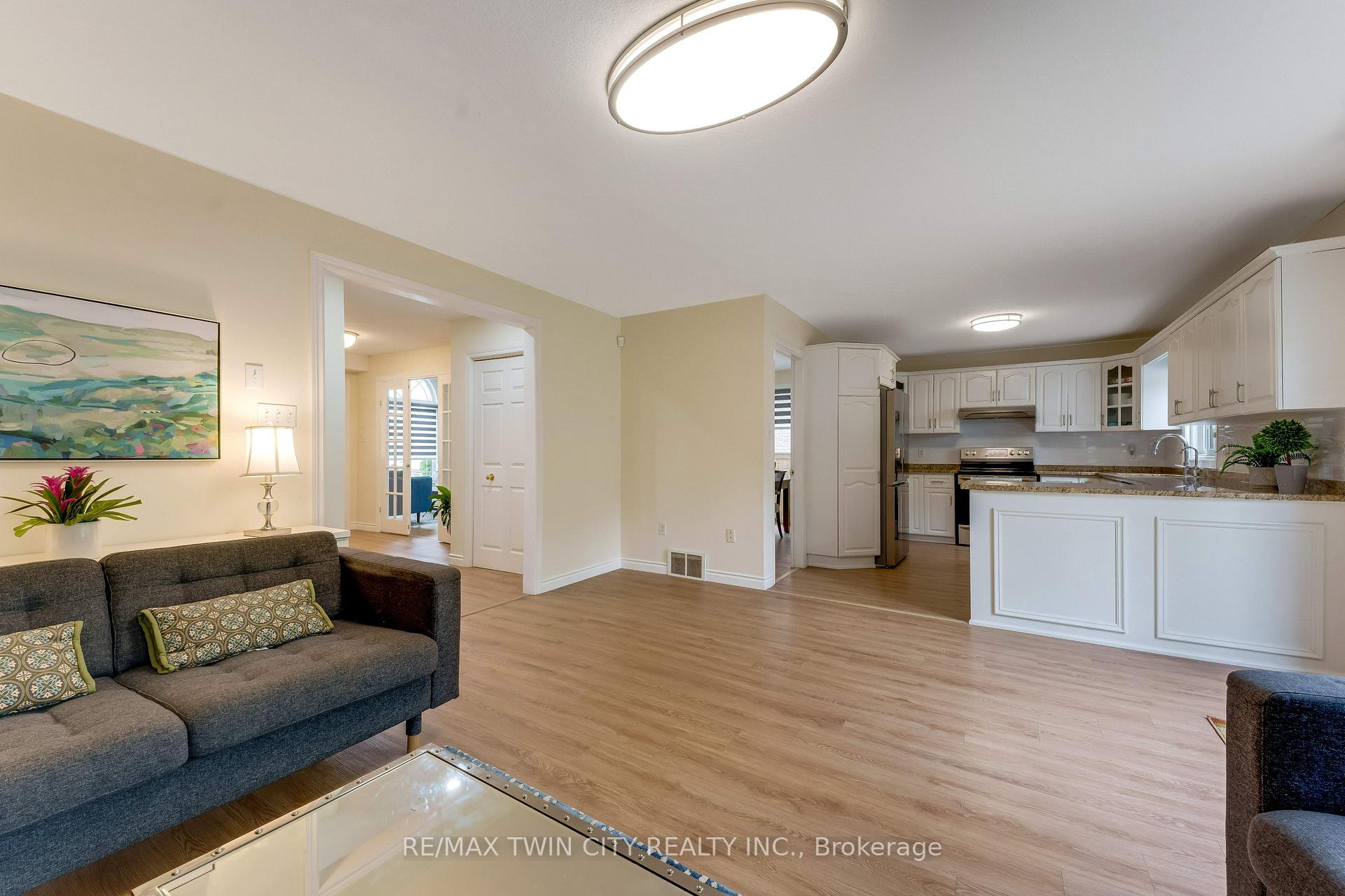 Photo 6 of 519 Yorkshire Drive, Waterloo, Upper Beechwood — HOMEH