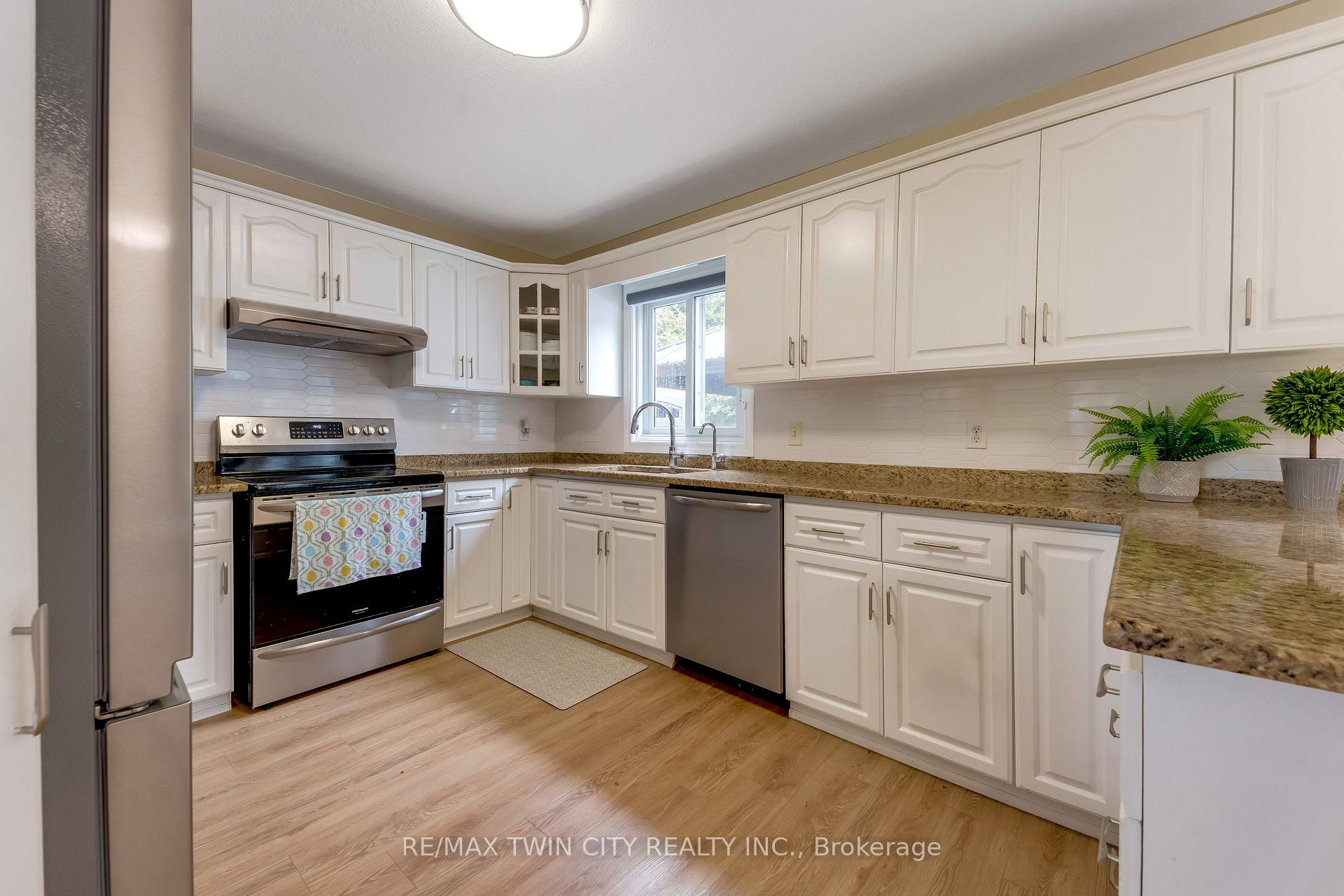 Photo 7 of 519 Yorkshire Drive, Waterloo, Upper Beechwood — HOMEH