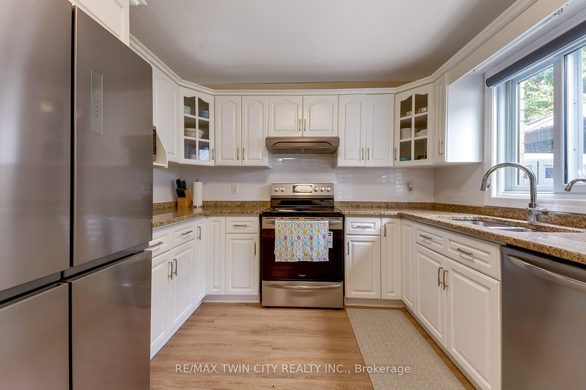 Photo 8 of 519 Yorkshire Drive, Waterloo, Upper Beechwood — HOMEH