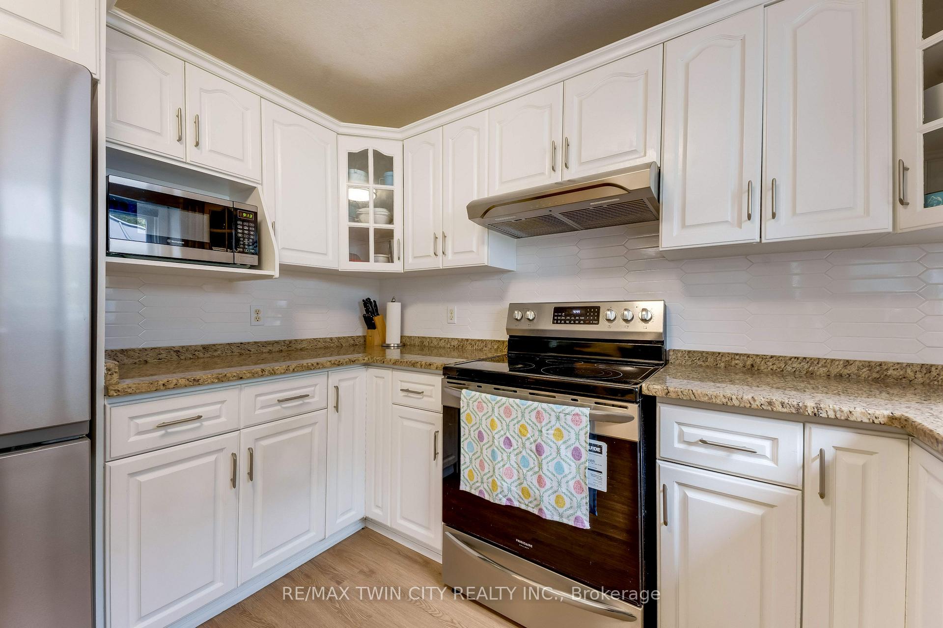 Photo 9 of 519 Yorkshire Drive, Waterloo, Upper Beechwood — HOMEH