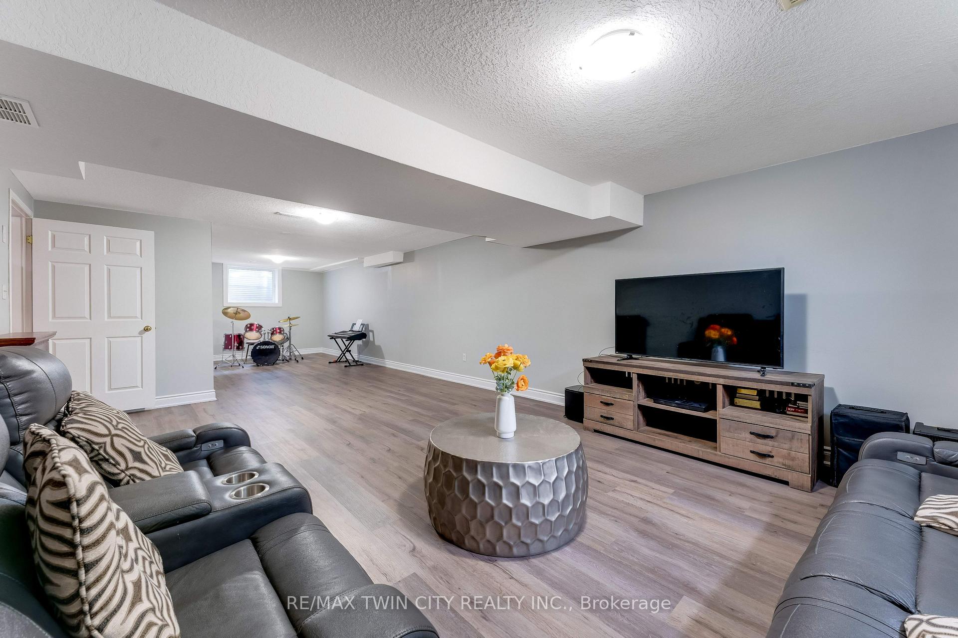 Photo 32 of 519 Yorkshire Drive, Waterloo, Upper Beechwood — HOMEH