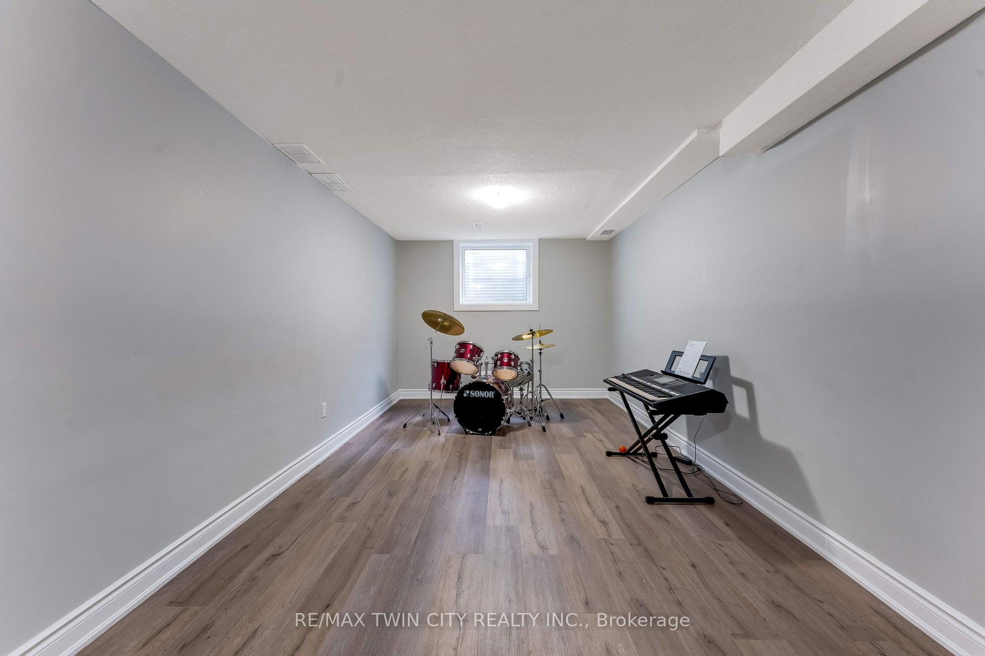Photo 33 of 519 Yorkshire Drive, Waterloo, Upper Beechwood — HOMEH