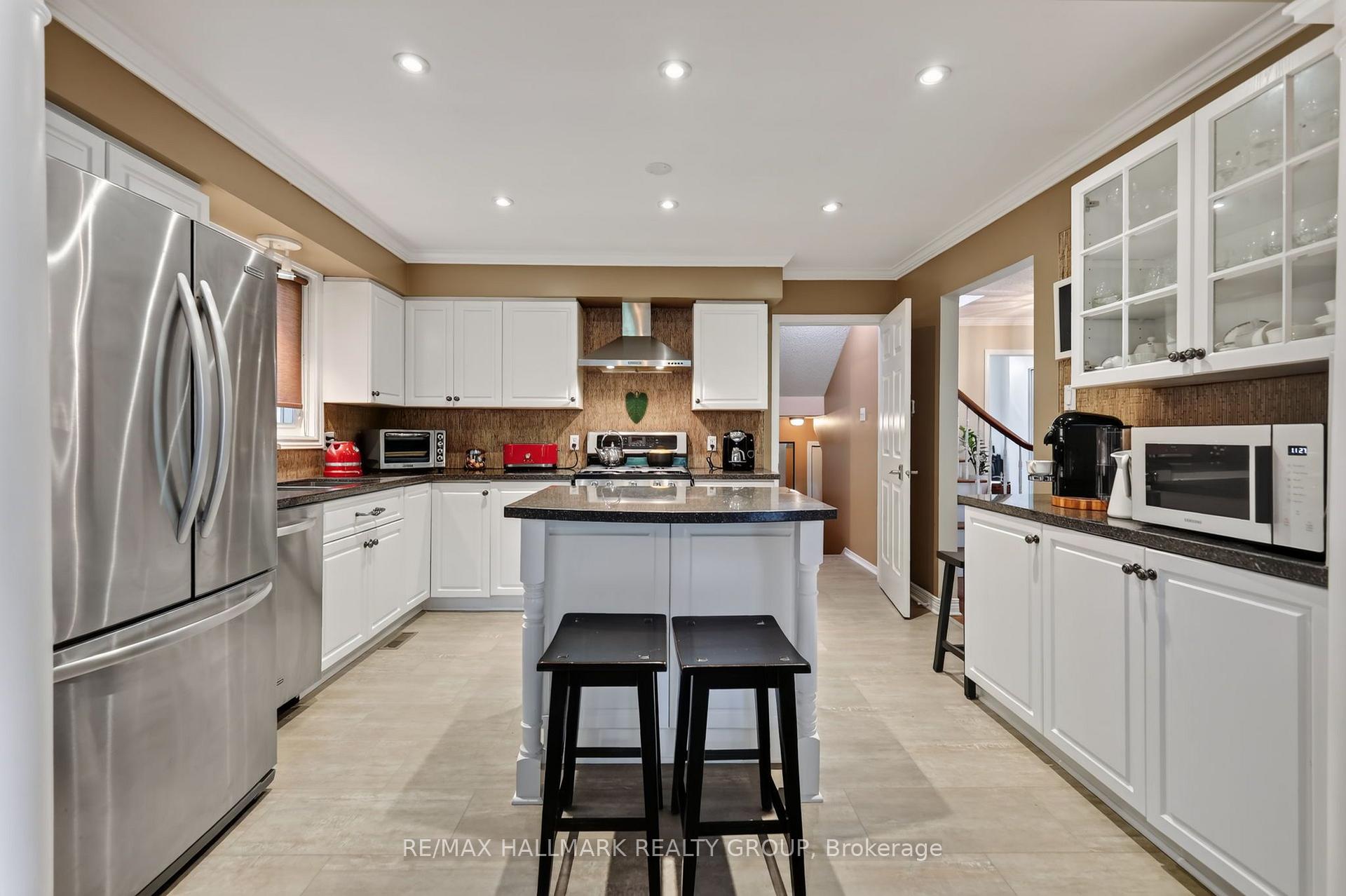 Photo 11 of 15 Pemberton Crescent, Ottawa, Manordale — HOMEH
