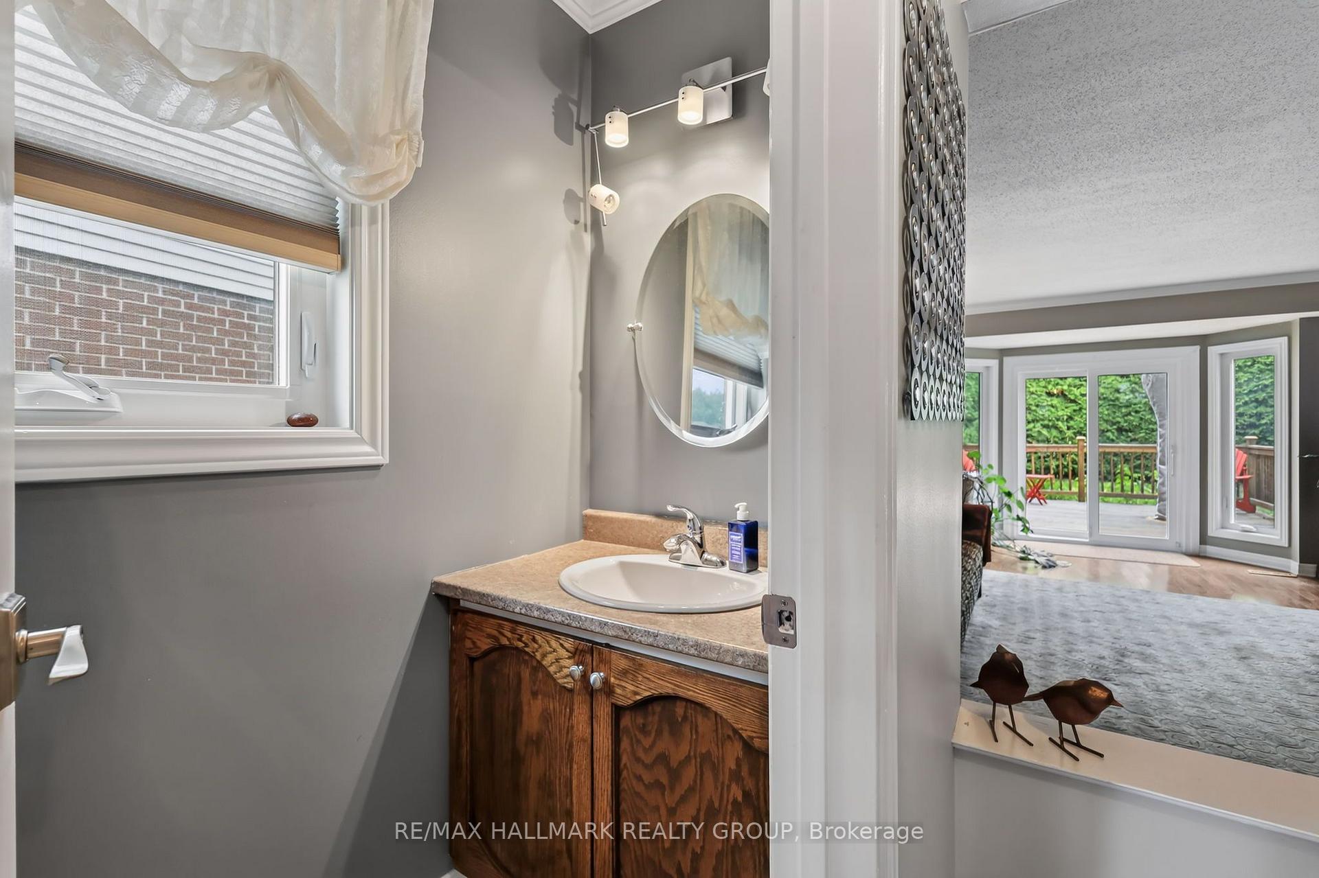 Photo 13 of 15 Pemberton Crescent, Ottawa, Manordale — HOMEH