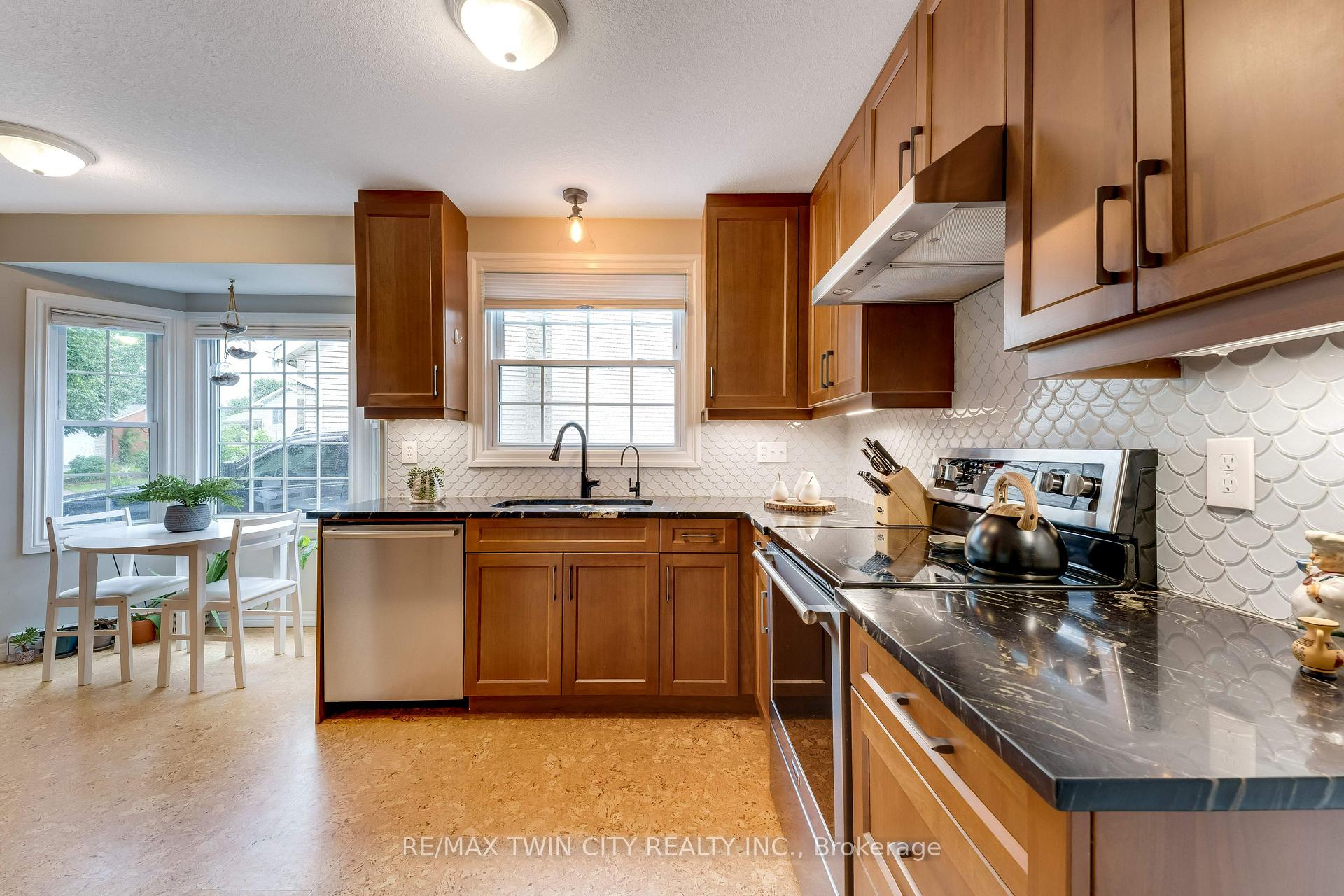 Photo 10 of 11 Nipigon Place, Kitchener, Grand River North — HOMEH