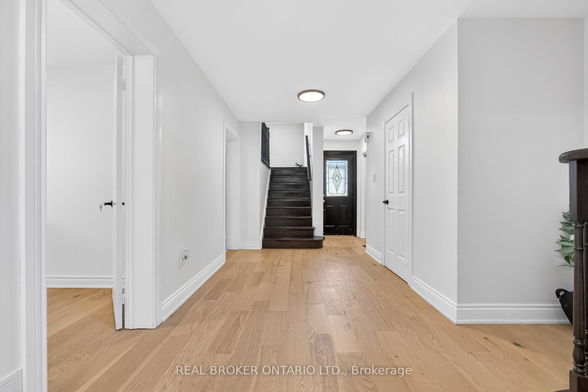 Photo 2 of 4326 Waterford Crescent, Mississauga, Hurontario — HOMEH