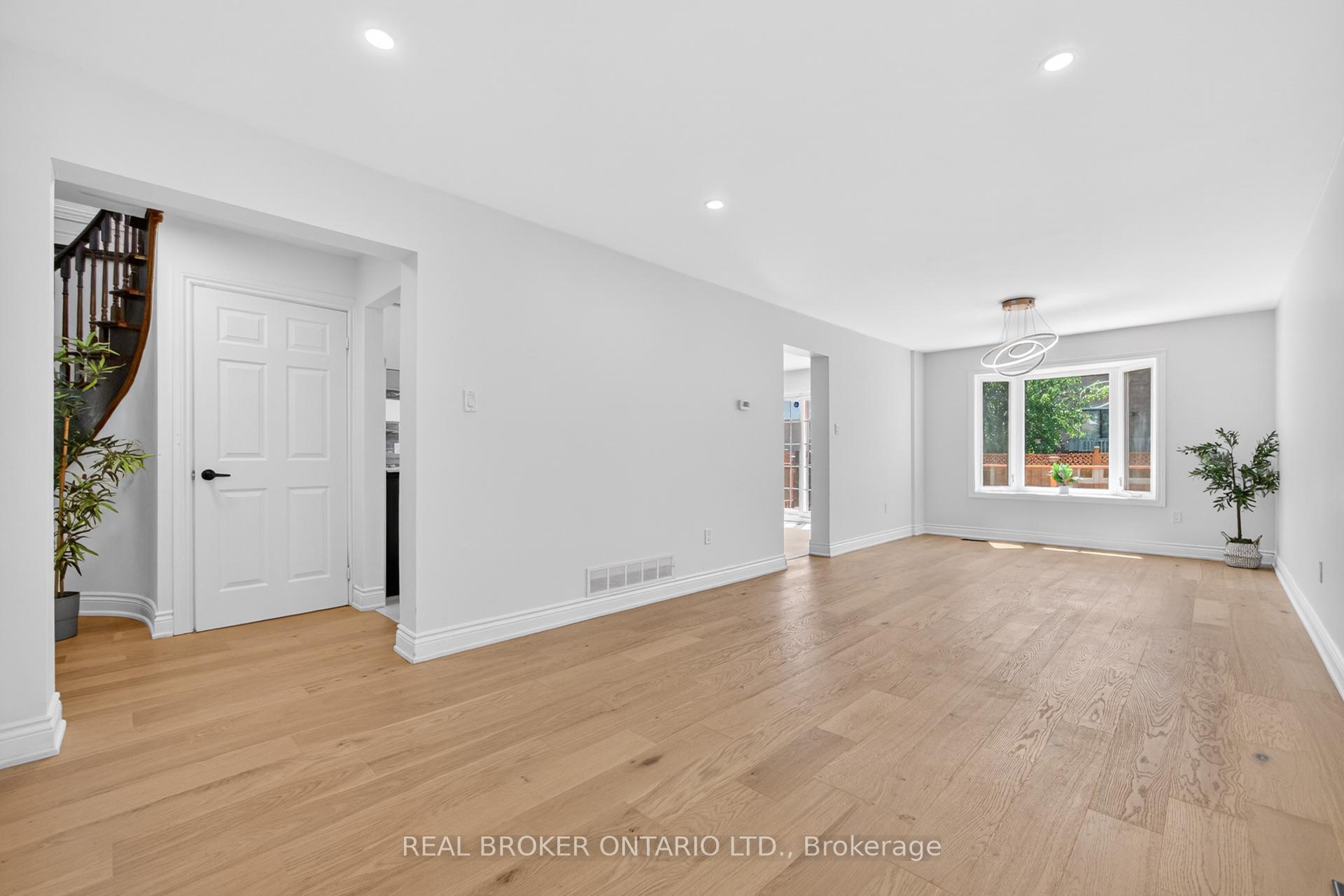 Photo 10 of 4326 Waterford Crescent, Mississauga, Hurontario — HOMEH