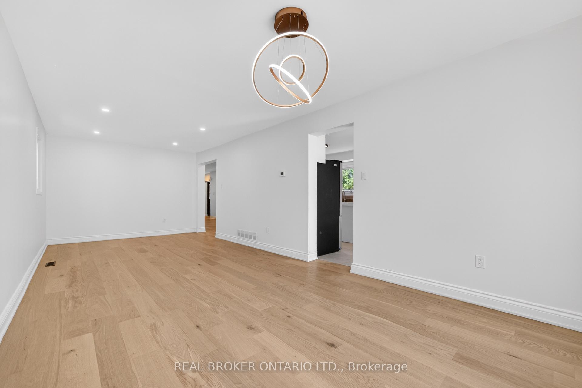 Photo 11 of 4326 Waterford Crescent, Mississauga, Hurontario — HOMEH