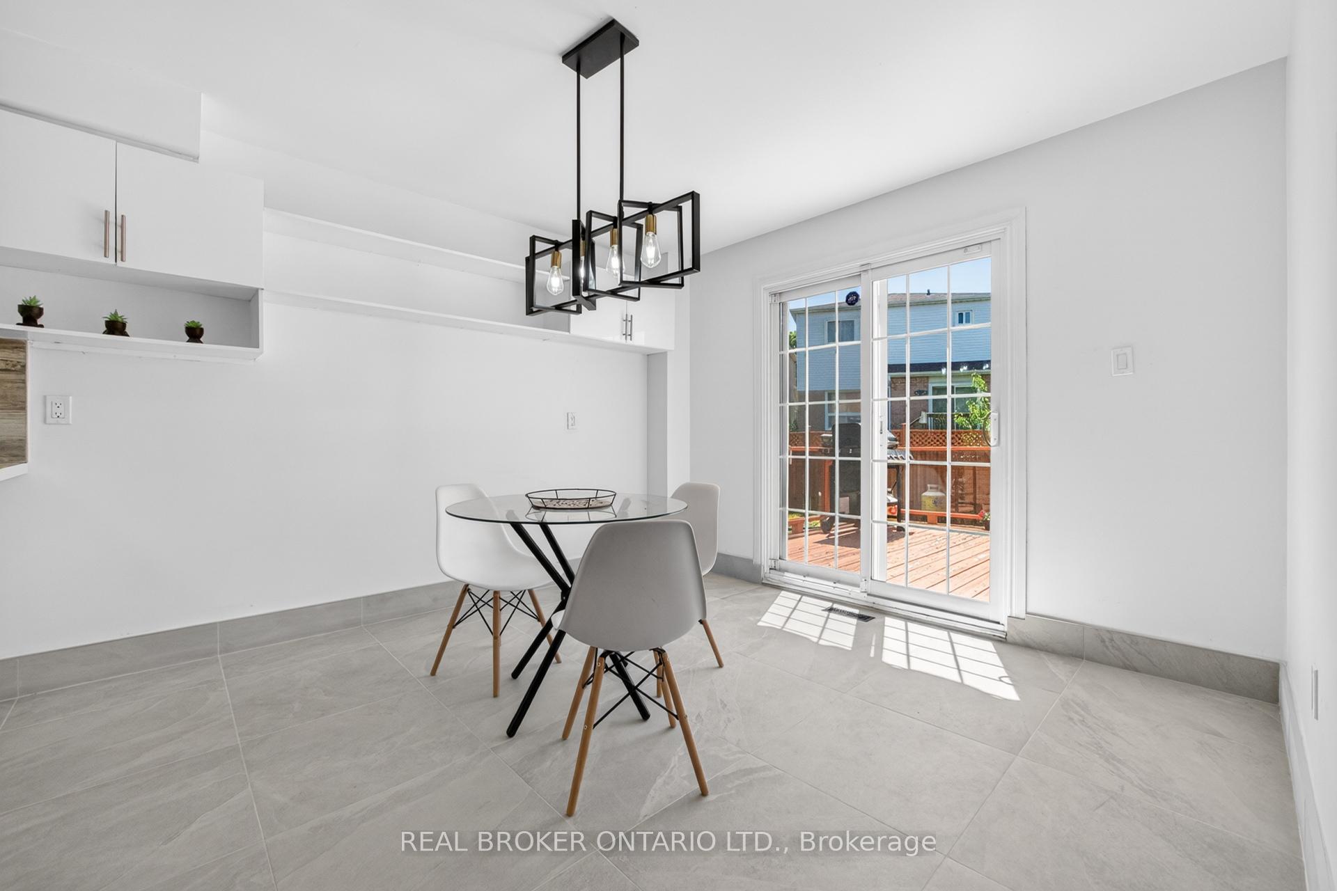 Photo 5 of 4326 Waterford Crescent, Mississauga, Hurontario — HOMEH