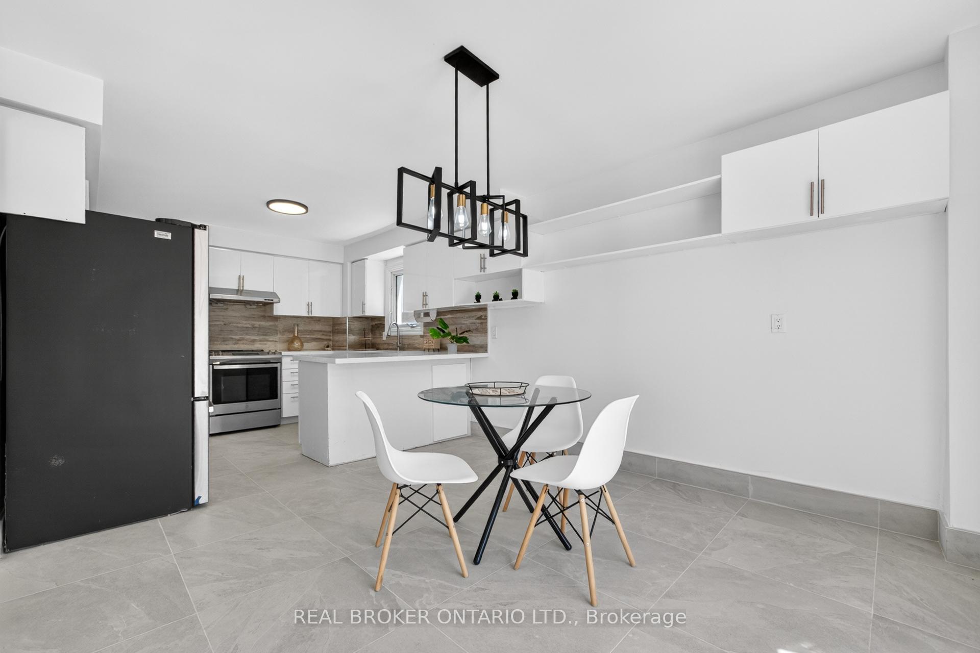 Photo 6 of 4326 Waterford Crescent, Mississauga, Hurontario — HOMEH