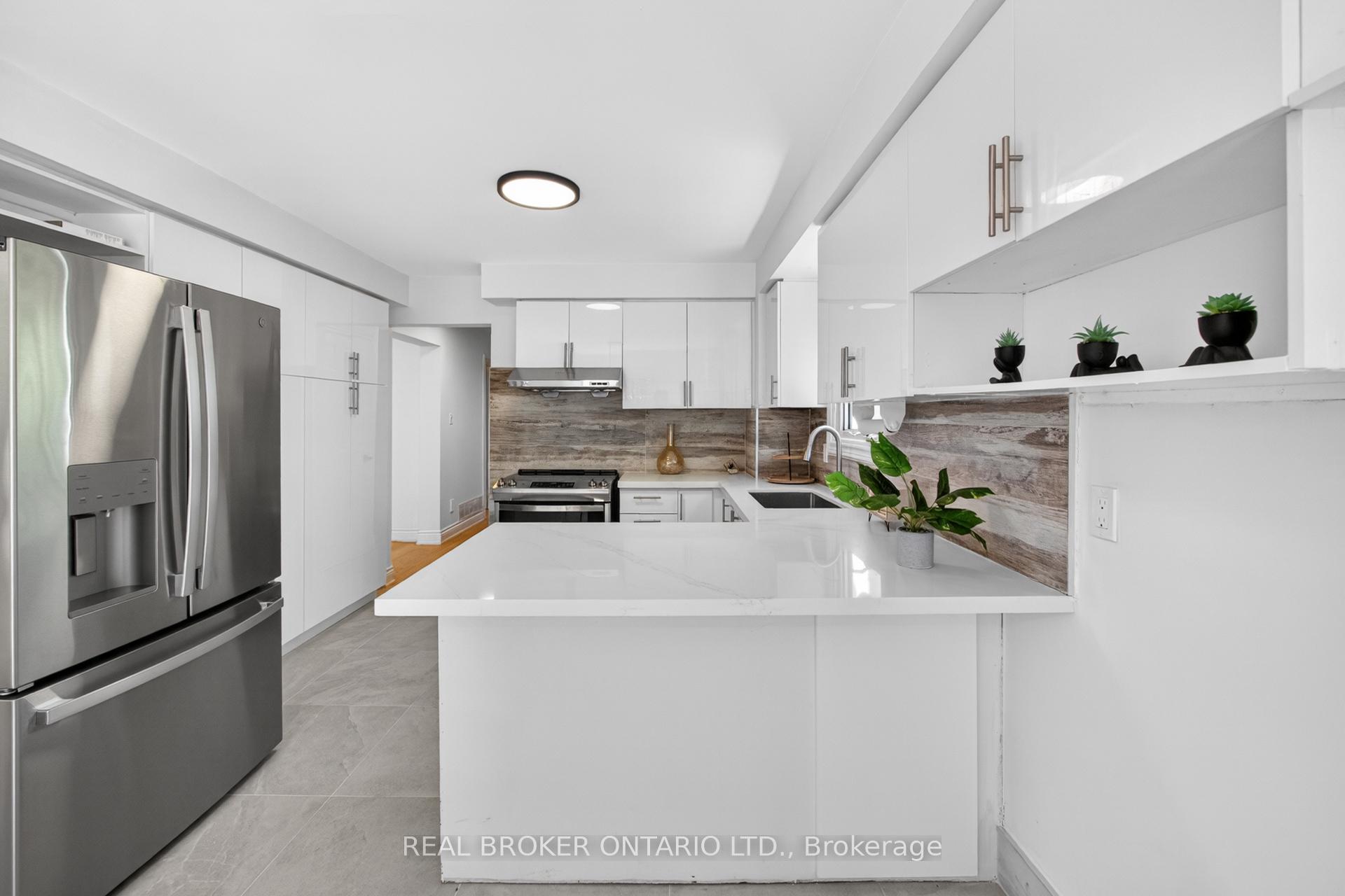 Photo 7 of 4326 Waterford Crescent, Mississauga, Hurontario — HOMEH