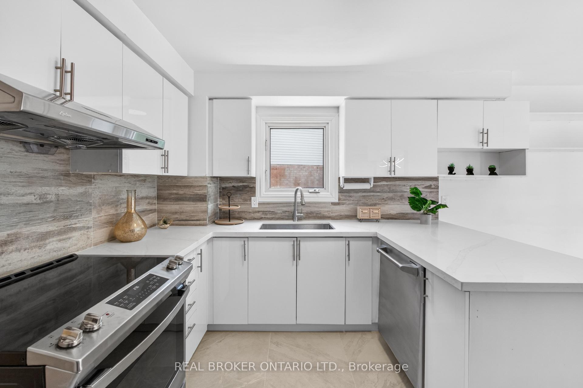 Photo 8 of 4326 Waterford Crescent, Mississauga, Hurontario — HOMEH