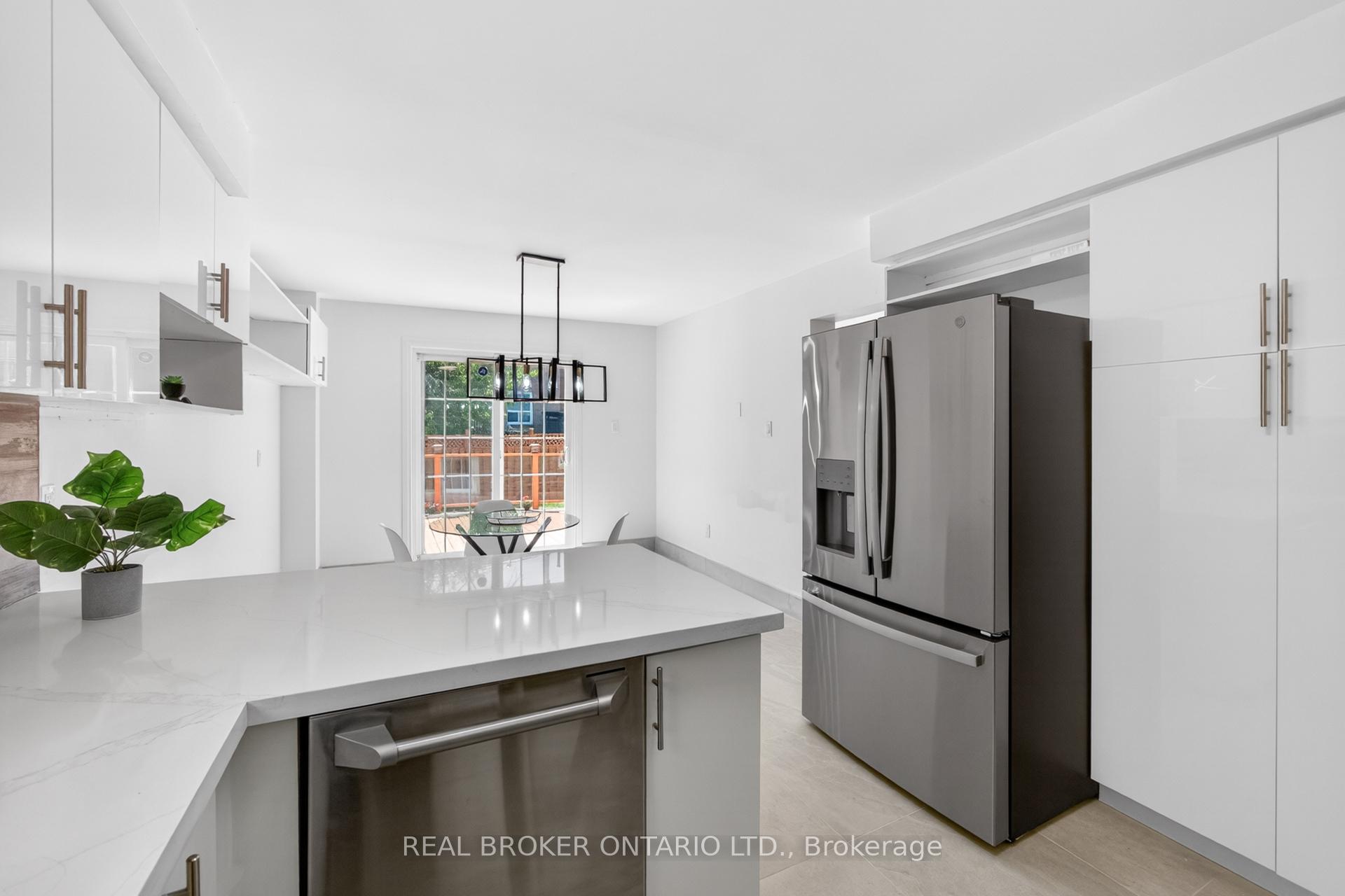 Photo 9 of 4326 Waterford Crescent, Mississauga, Hurontario — HOMEH