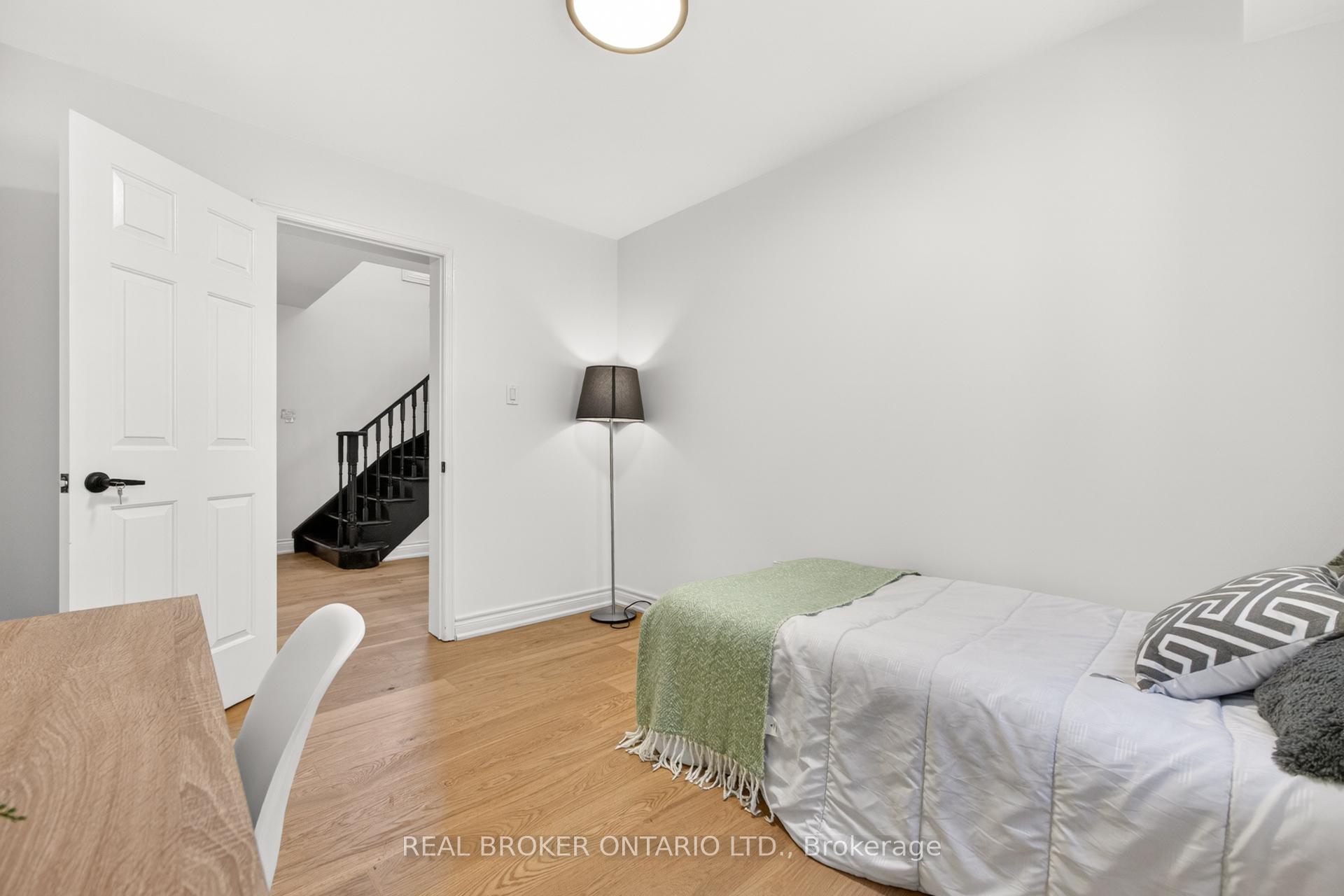 Photo 13 of 4326 Waterford Crescent, Mississauga, Hurontario — HOMEH