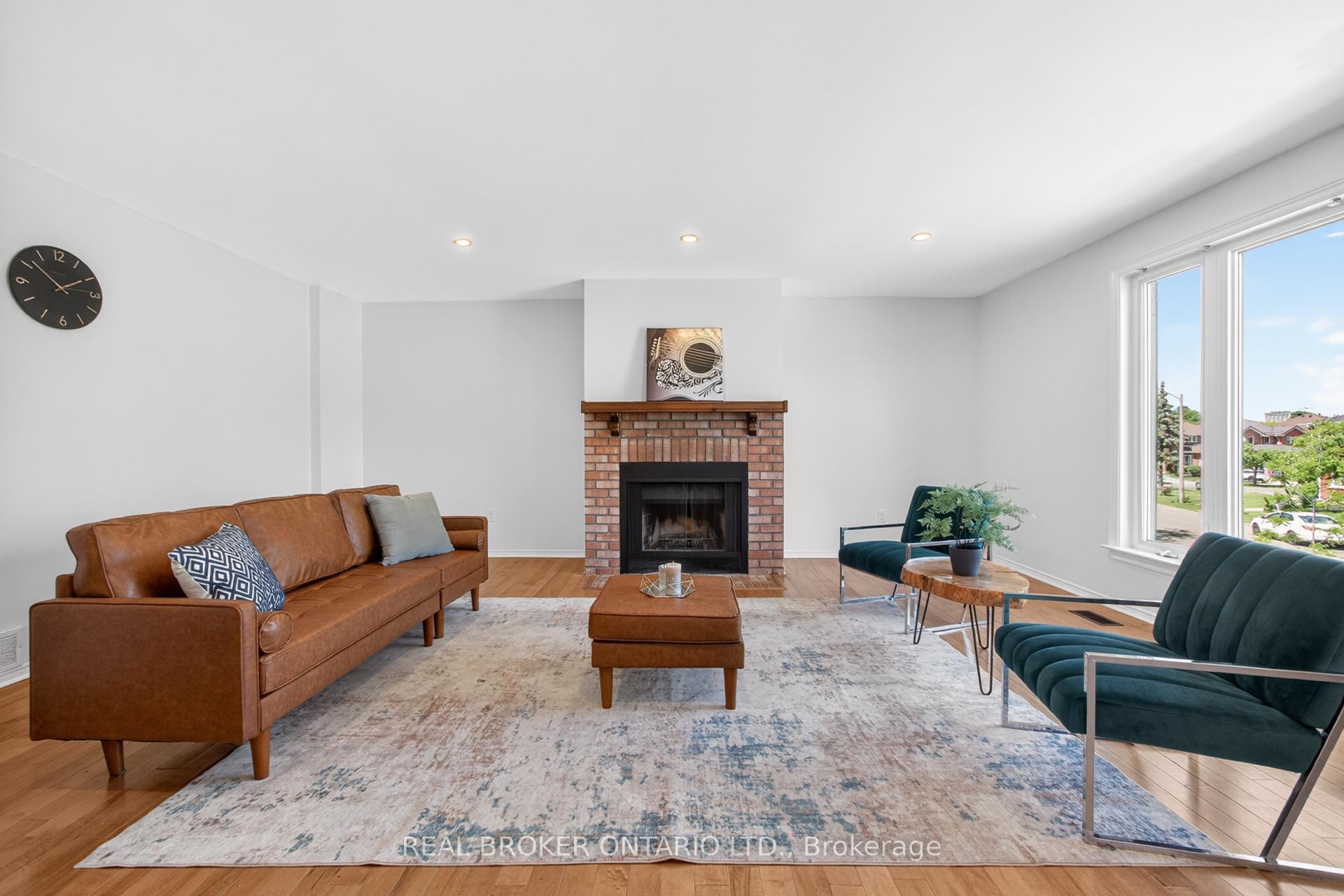 Photo 3 of 4326 Waterford Crescent, Mississauga, Hurontario — HOMEH