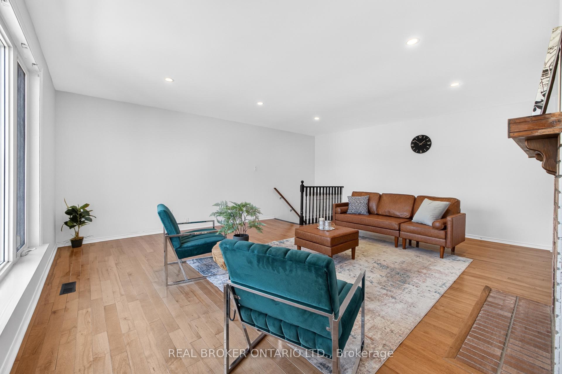 Photo 4 of 4326 Waterford Crescent, Mississauga, Hurontario — HOMEH