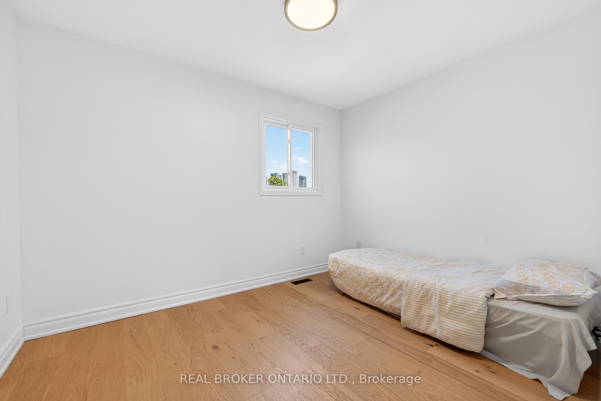 Photo 32 of 4326 Waterford Crescent, Mississauga, Hurontario — HOMEH