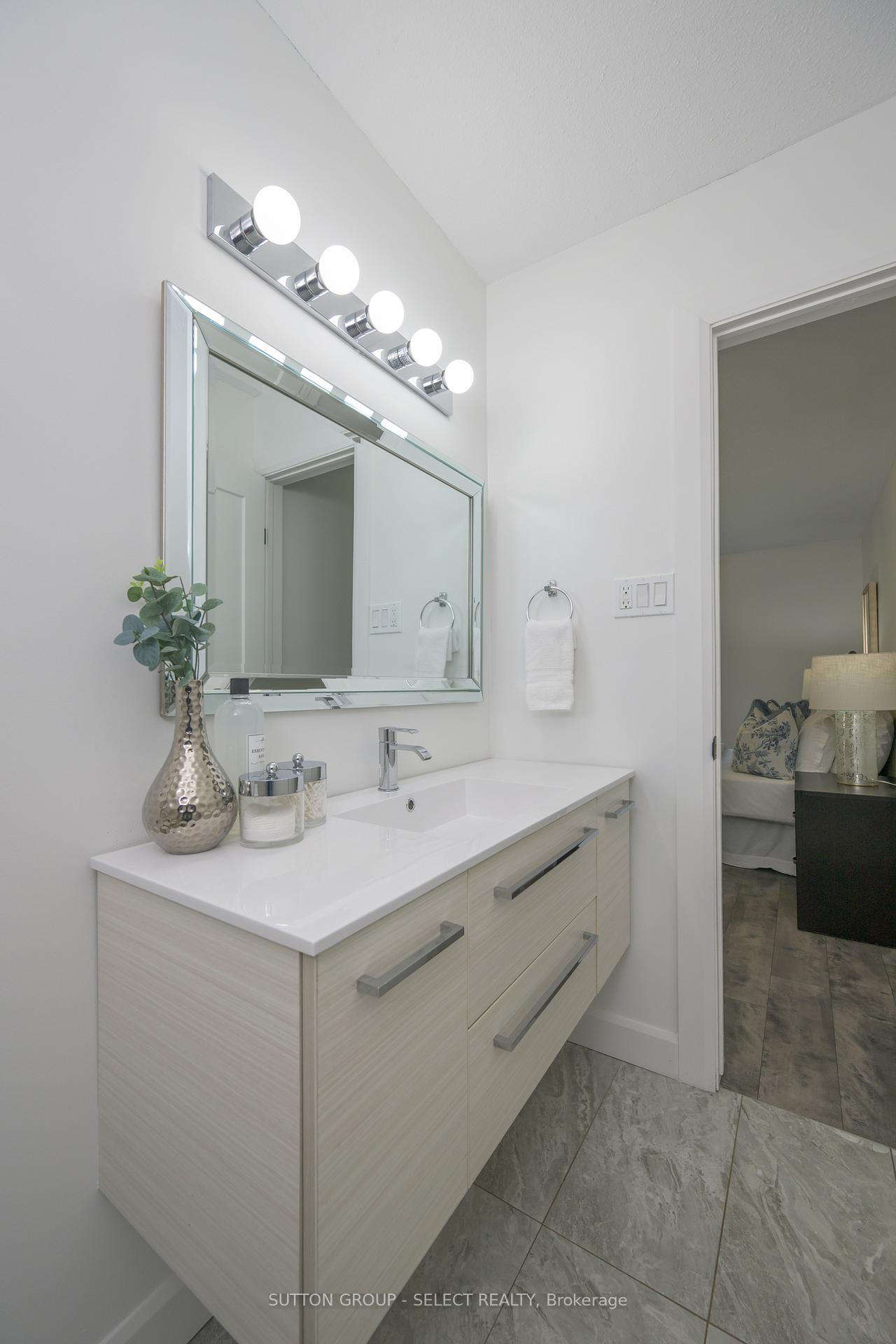 Photo 22 of 522 Cranbrook Road, London, South M — HOMEH