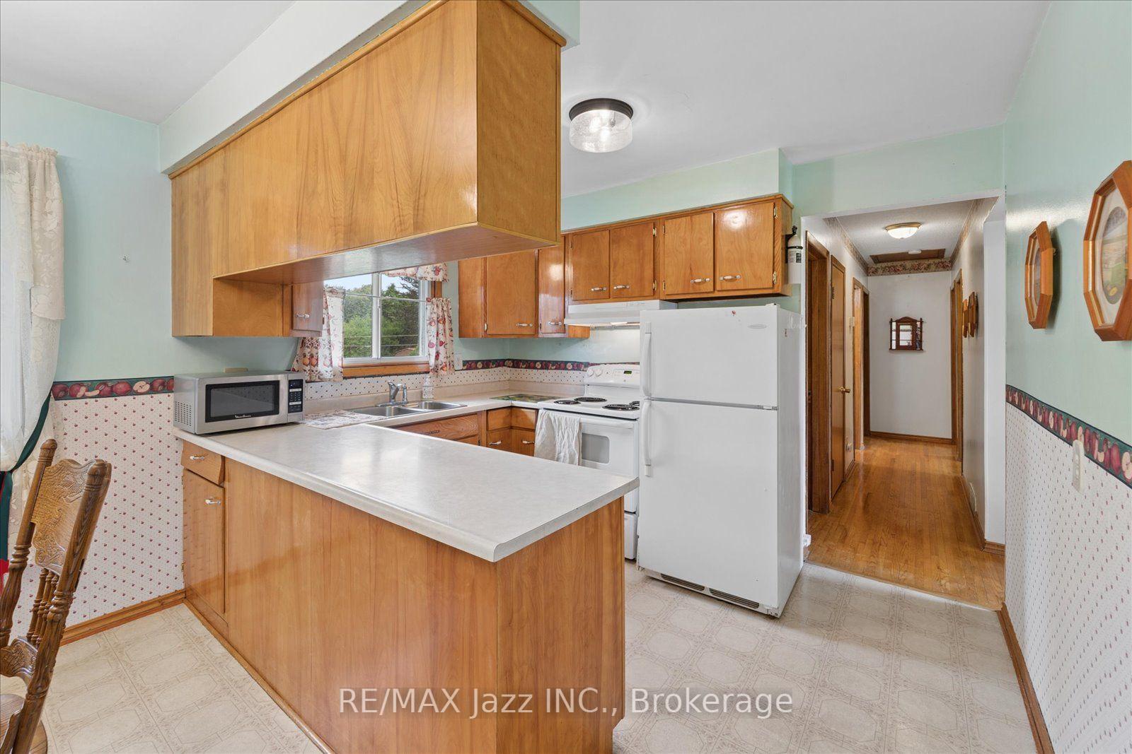 Photo 10 of 616 Bickle Drive, Oshawa, Northwood — HOMEH