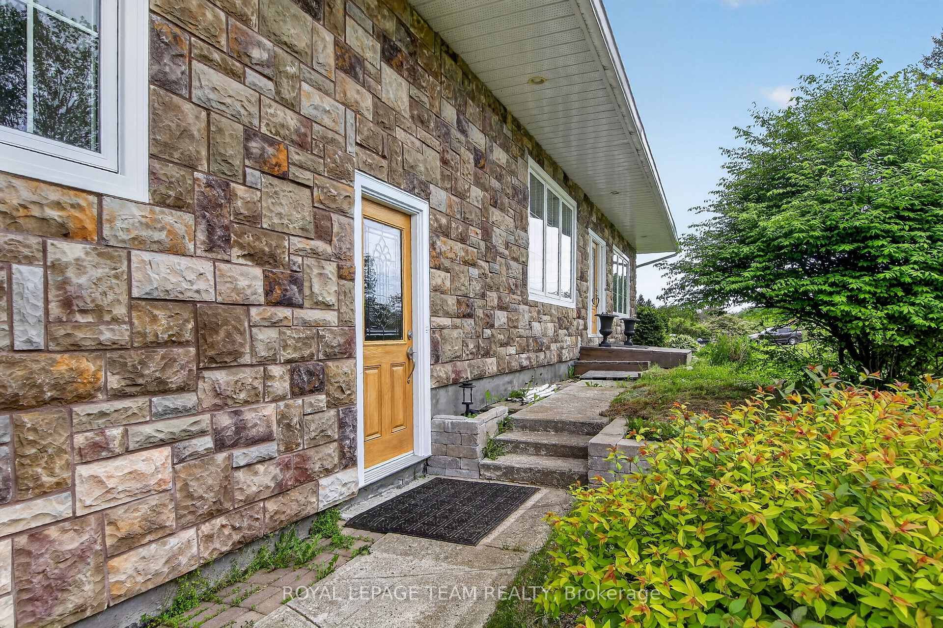 Photo 3 of 434 High Street, Beckwith, Beckwith Twp — HOMEH