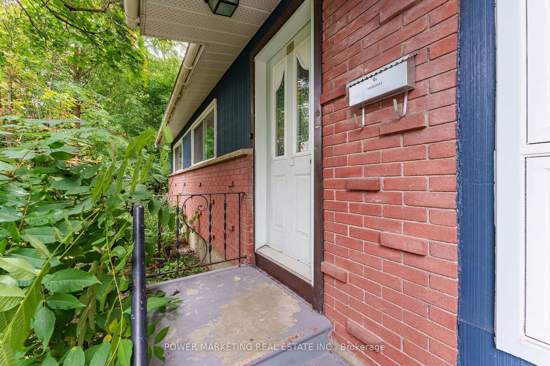 Photo 2 of 935 Goren Avenue, Ottawa, Elmvale Acres/Urbandale — HOMEH