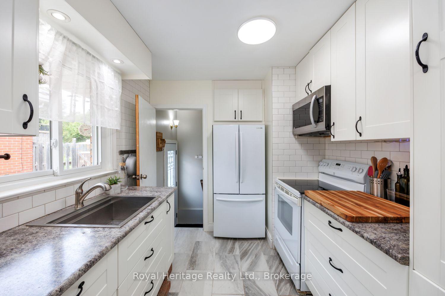 Photo 5 of 251 Elizabeth Street, Oshawa, McLaughlin — HOMEH