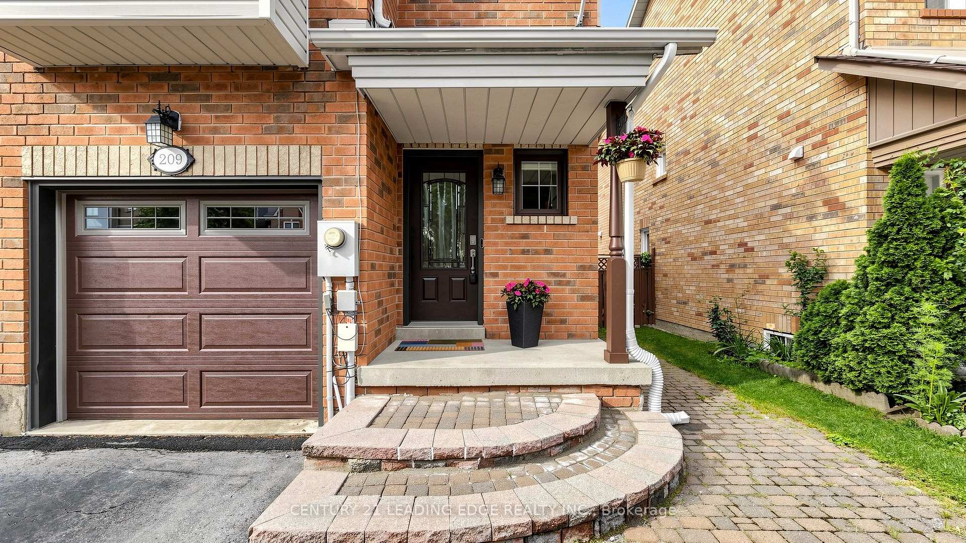 Photo 3 of 209 Kelso Crescent, Vaughan, Maple — HOMEH