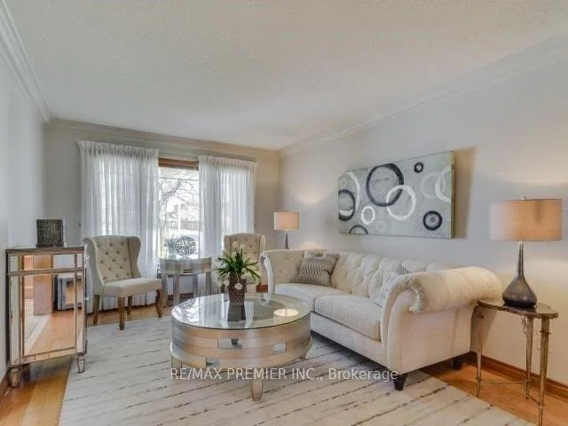 Photo 7 of 29 Carmen Crescent, Vaughan, East Woodbridge — HOMEH