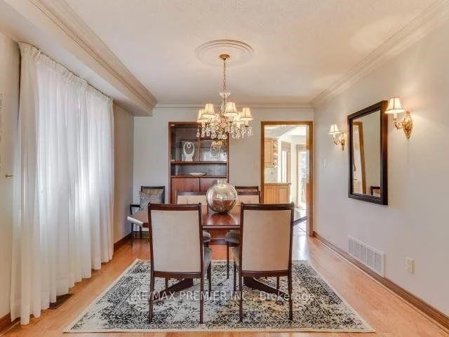 Photo 13 of 29 Carmen Crescent, Vaughan, East Woodbridge — HOMEH