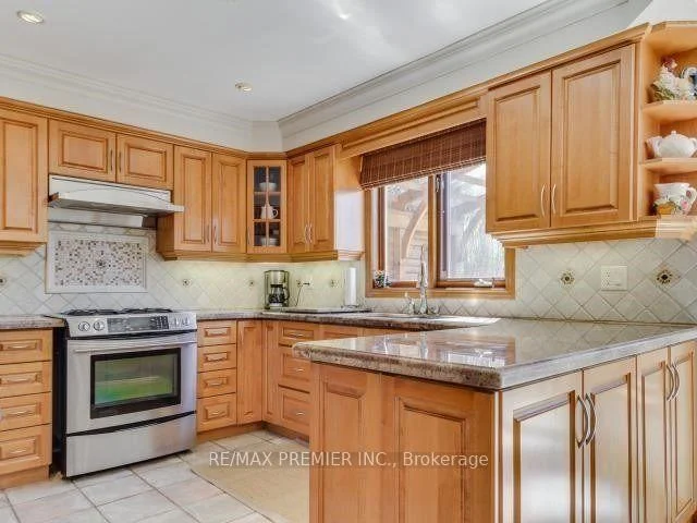 Photo 17 of 29 Carmen Crescent, Vaughan, East Woodbridge — HOMEH