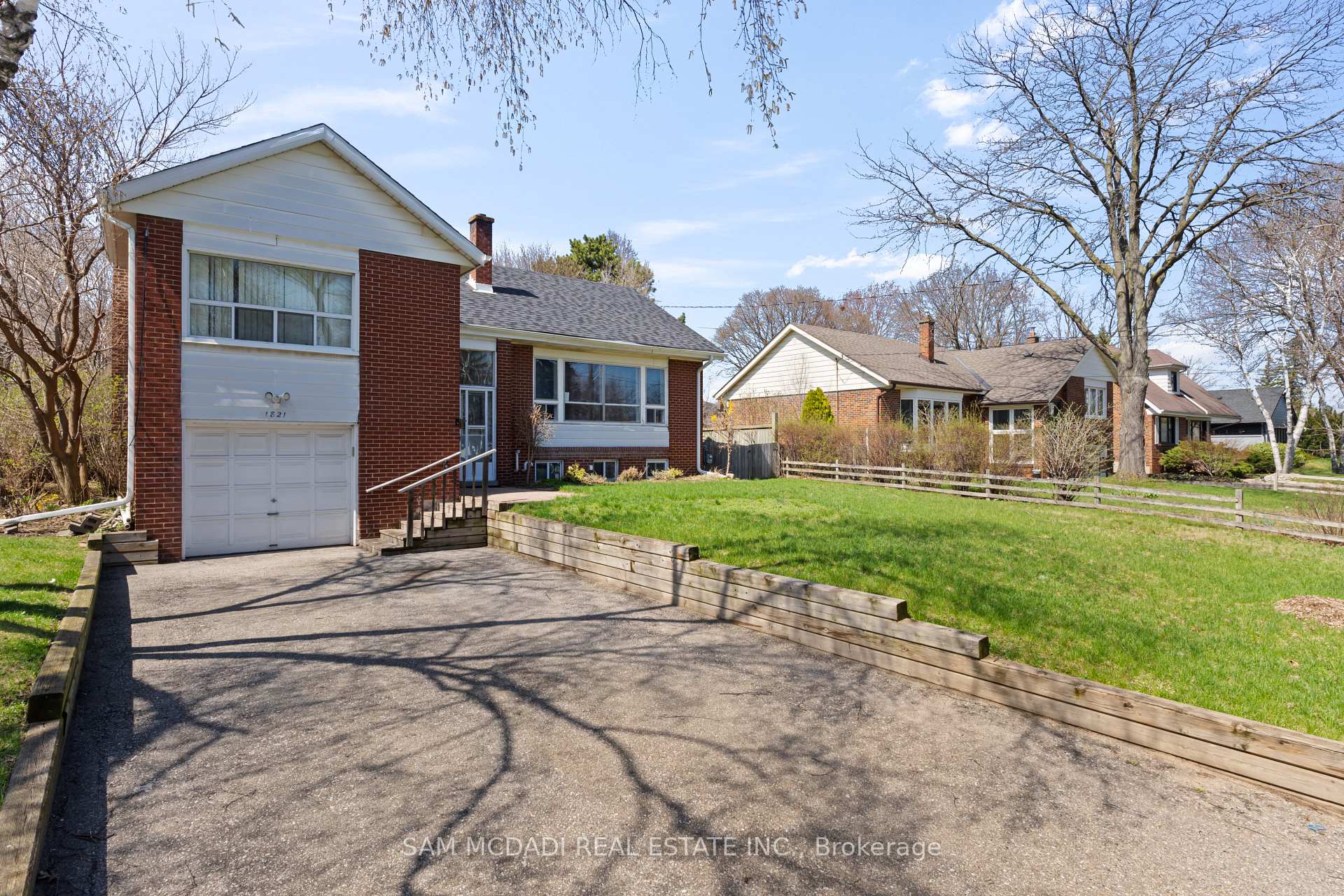 Photo 2 of 1821 Christopher Road, Mississauga, Clarkson — HOMEH