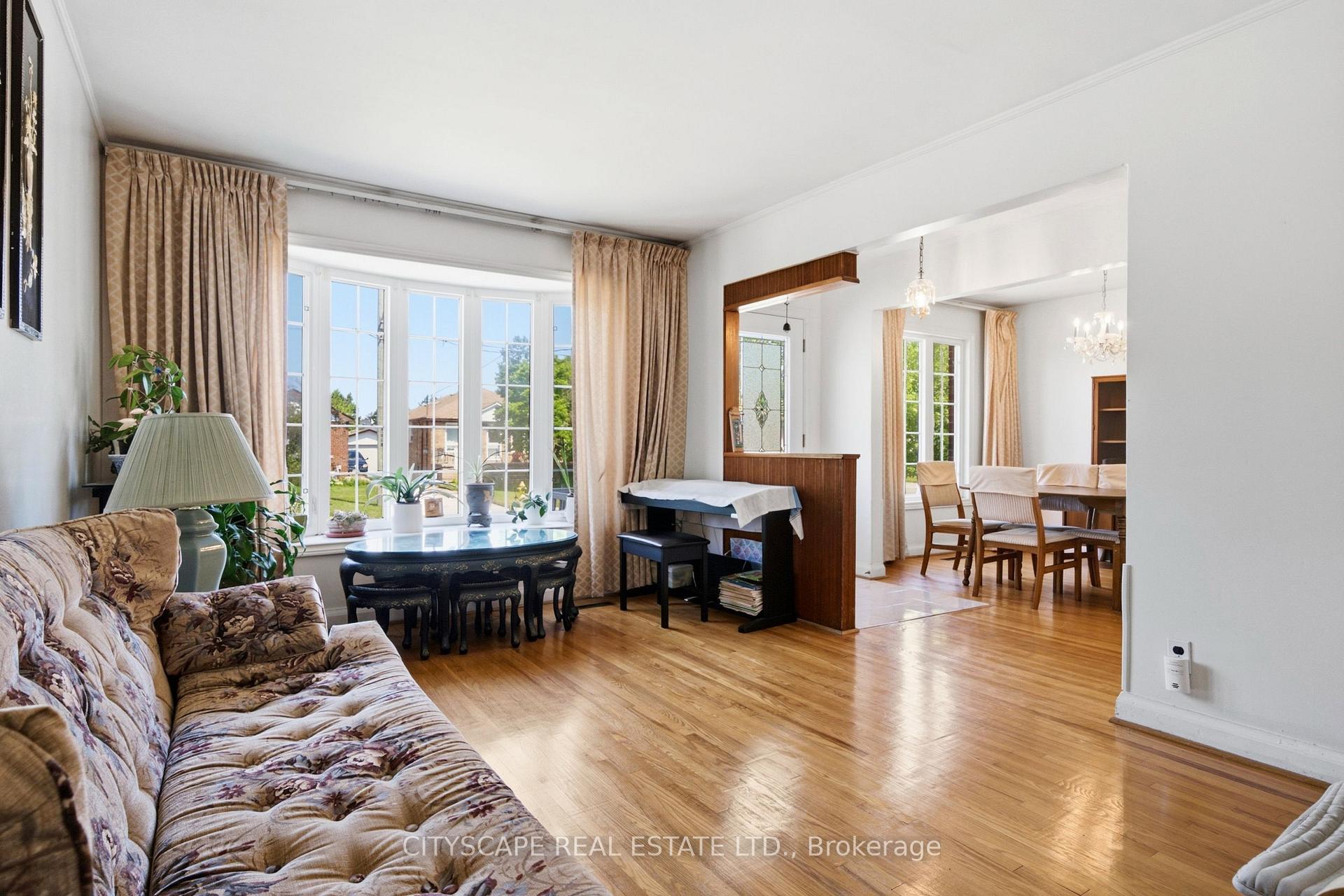 Photo 2 of 38 Marta Avenue, Scarborough, Clairlea-Birchmount — HOMEH
