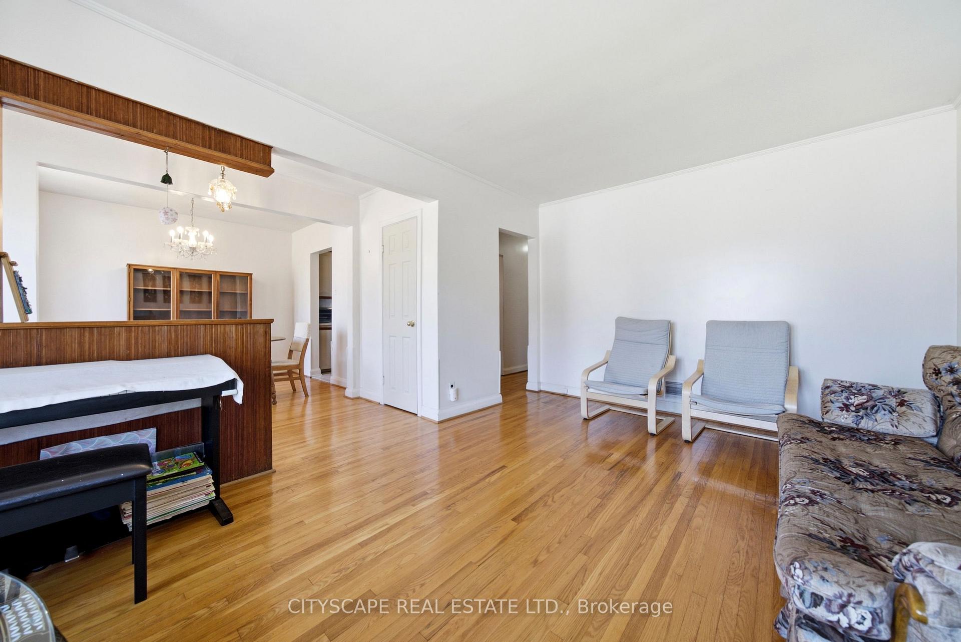 Photo 3 of 38 Marta Avenue, Scarborough, Clairlea-Birchmount — HOMEH