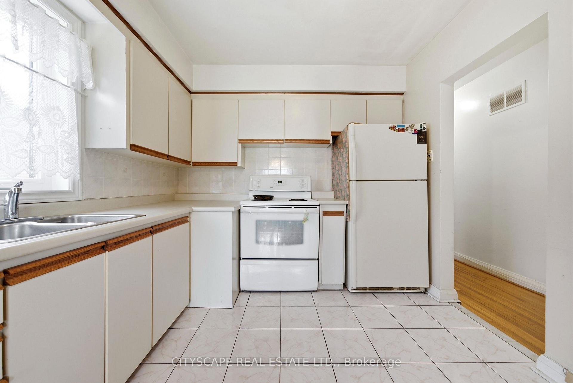 Photo 5 of 38 Marta Avenue, Scarborough, Clairlea-Birchmount — HOMEH