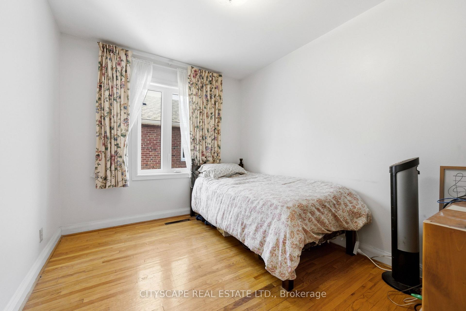 Photo 10 of 38 Marta Avenue, Scarborough, Clairlea-Birchmount — HOMEH