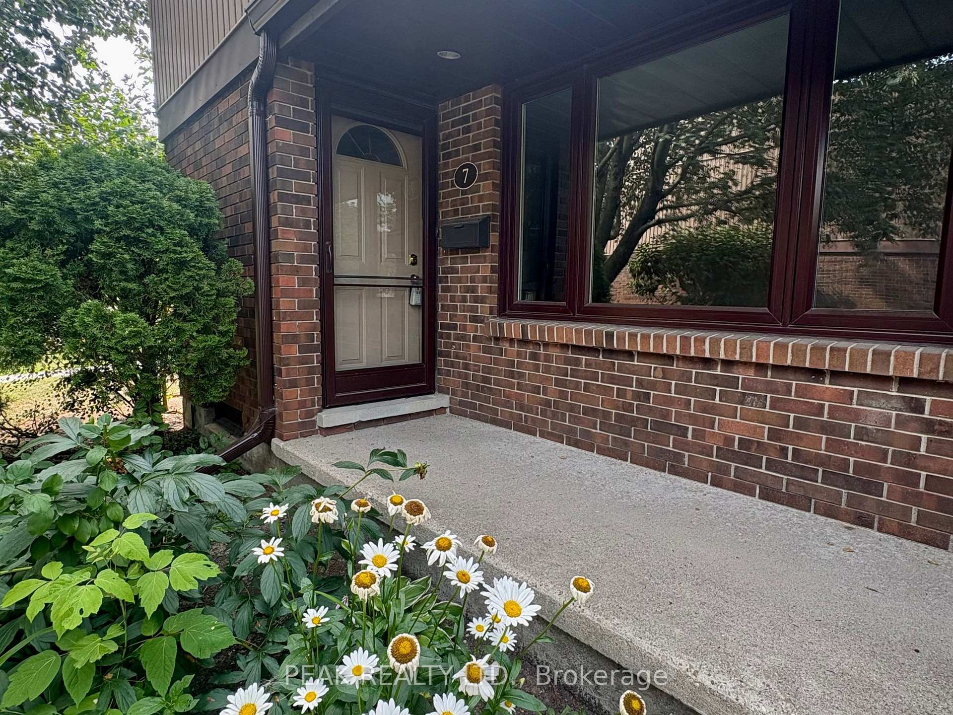 Photo 3 of Unit 7, 279 Sandowne Drive, Waterloo, Huron Park — HOMEH