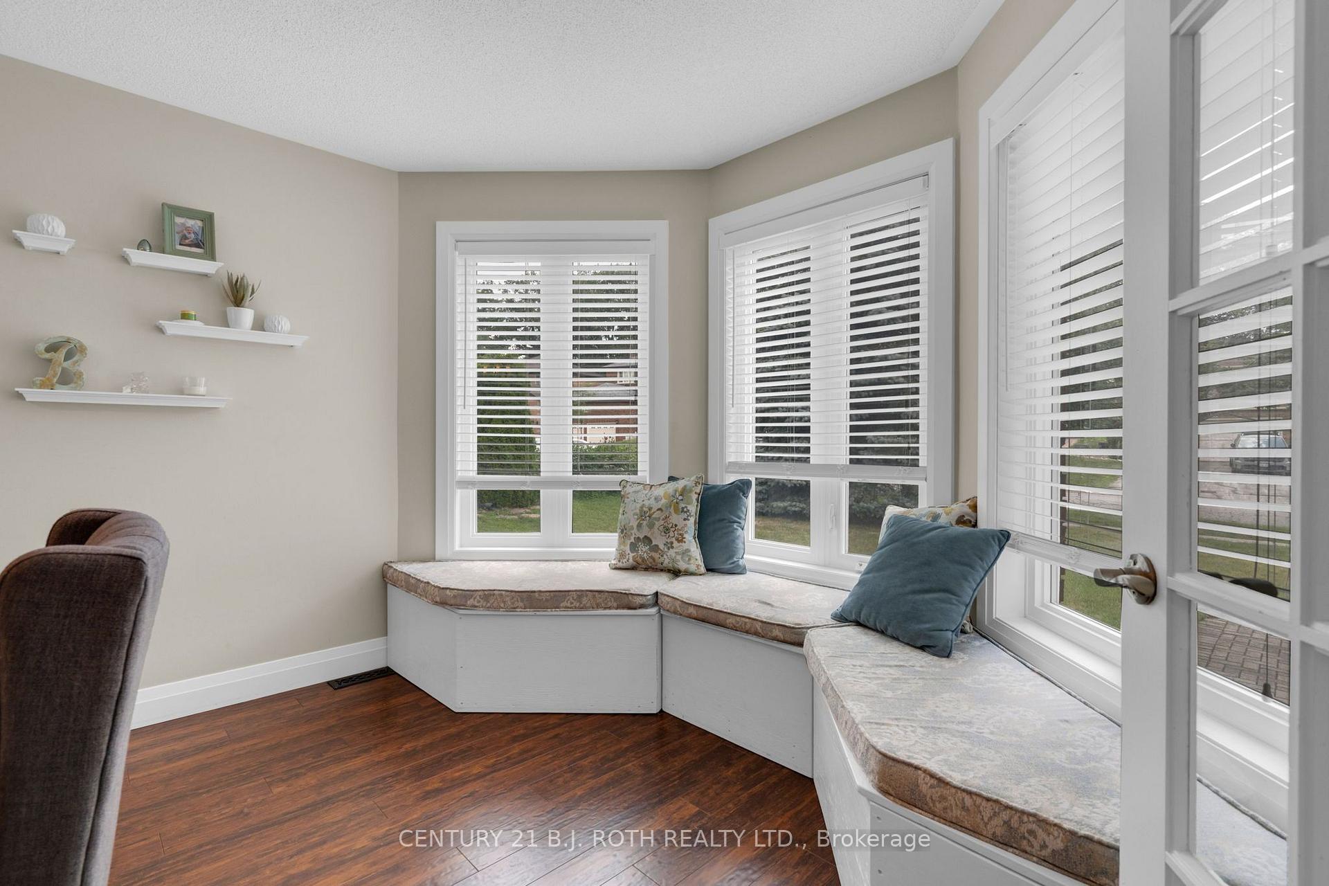 Photo 5 of 55 Gibbon Drive, Barrie, Letitia Heights — HOMEH