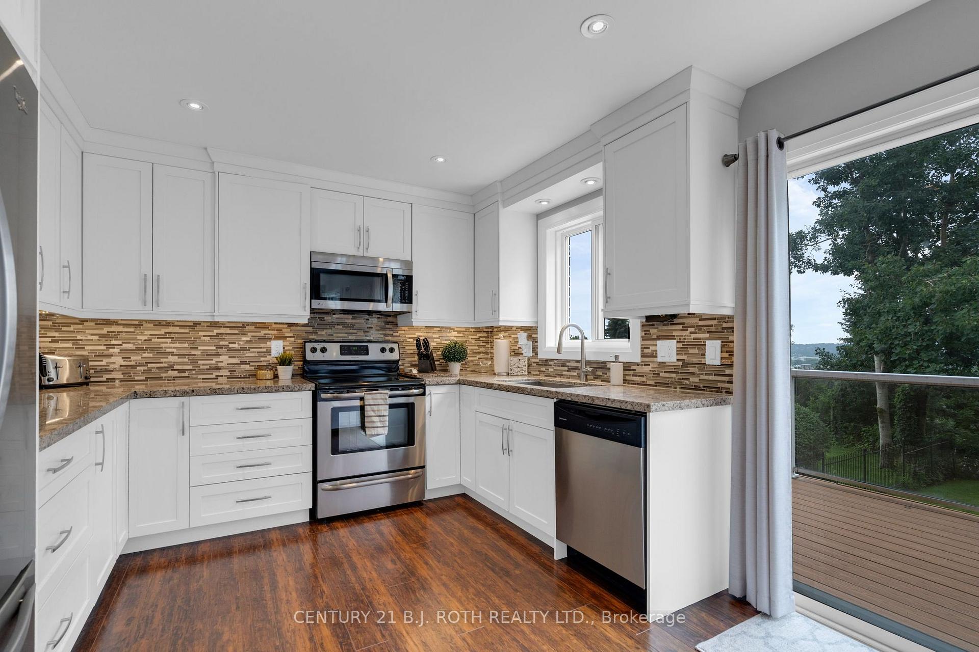 Photo 10 of 55 Gibbon Drive, Barrie, Letitia Heights — HOMEH