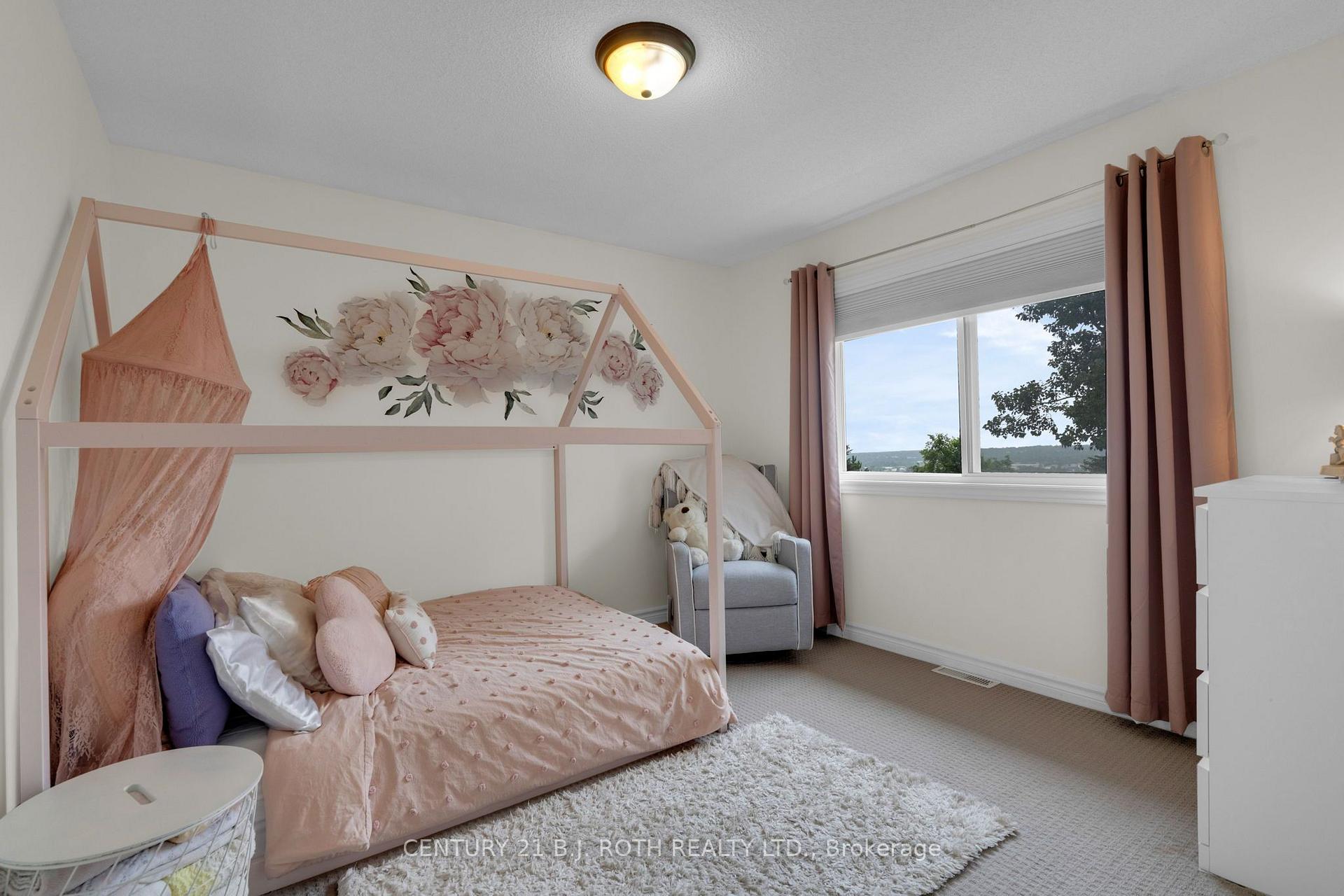 Photo 19 of 55 Gibbon Drive, Barrie, Letitia Heights — HOMEH