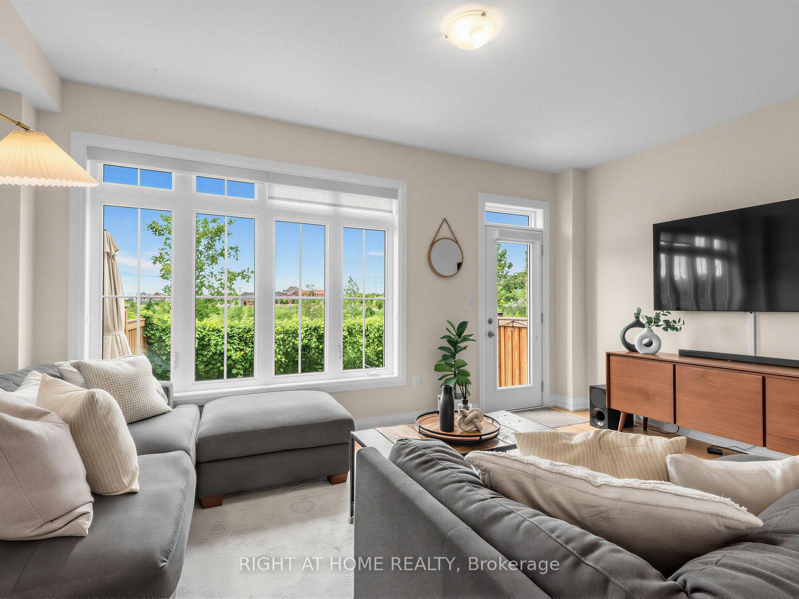 Photo 8 of 64 Beechborough Crescent, East Gwillimbury, Sharon — HOMEH
