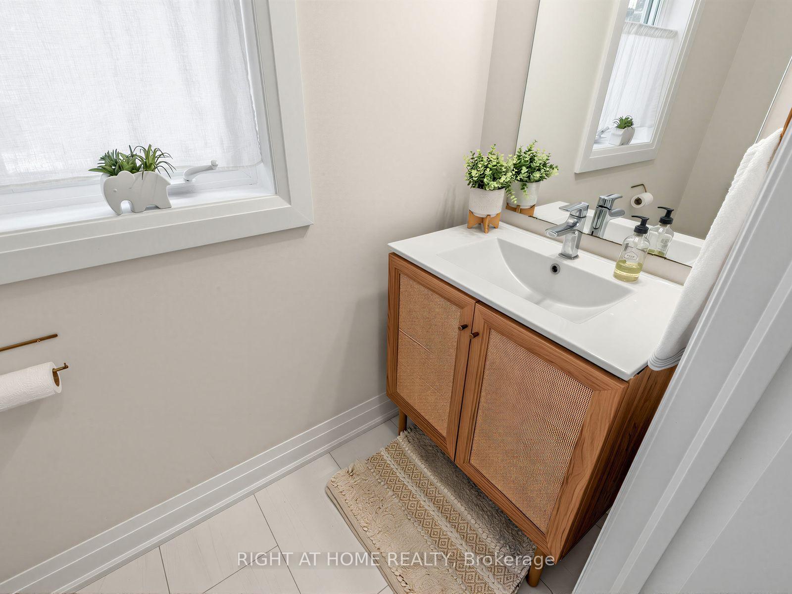 Photo 18 of 64 Beechborough Crescent, East Gwillimbury, Sharon — HOMEH