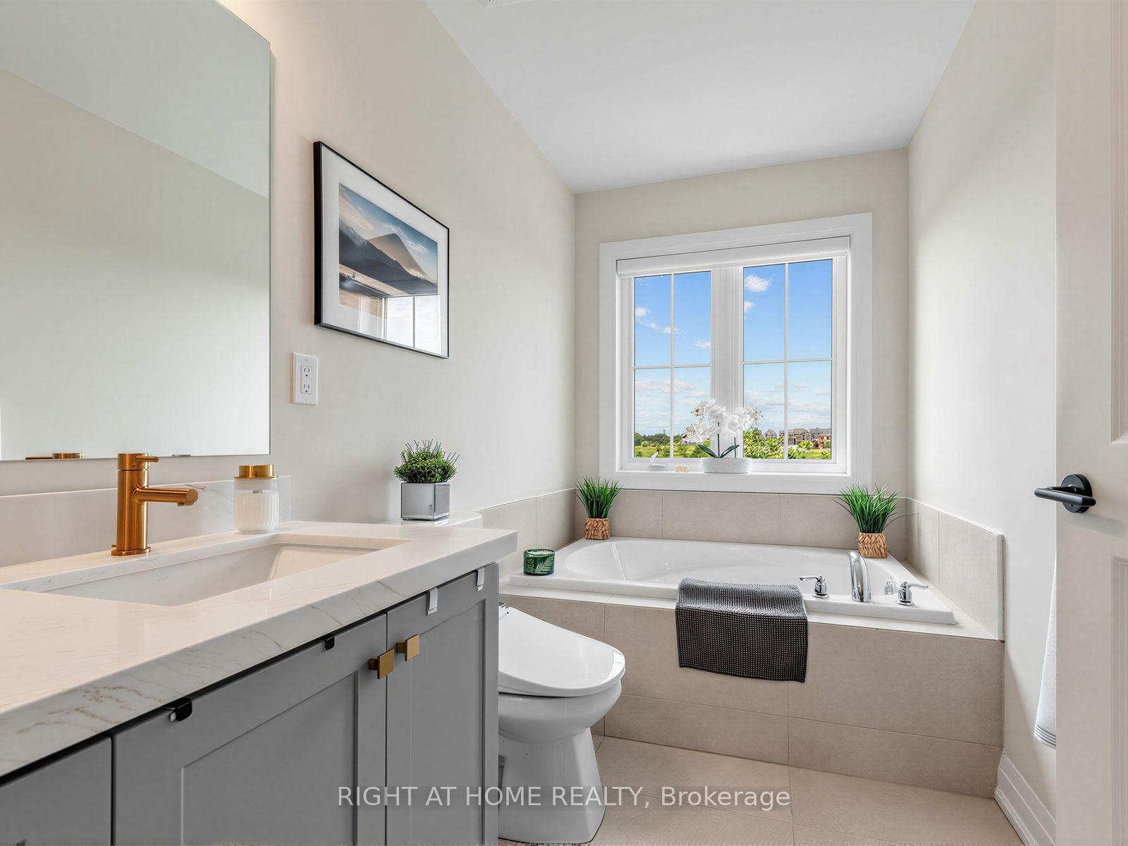 Photo 23 of 64 Beechborough Crescent, East Gwillimbury, Sharon — HOMEH